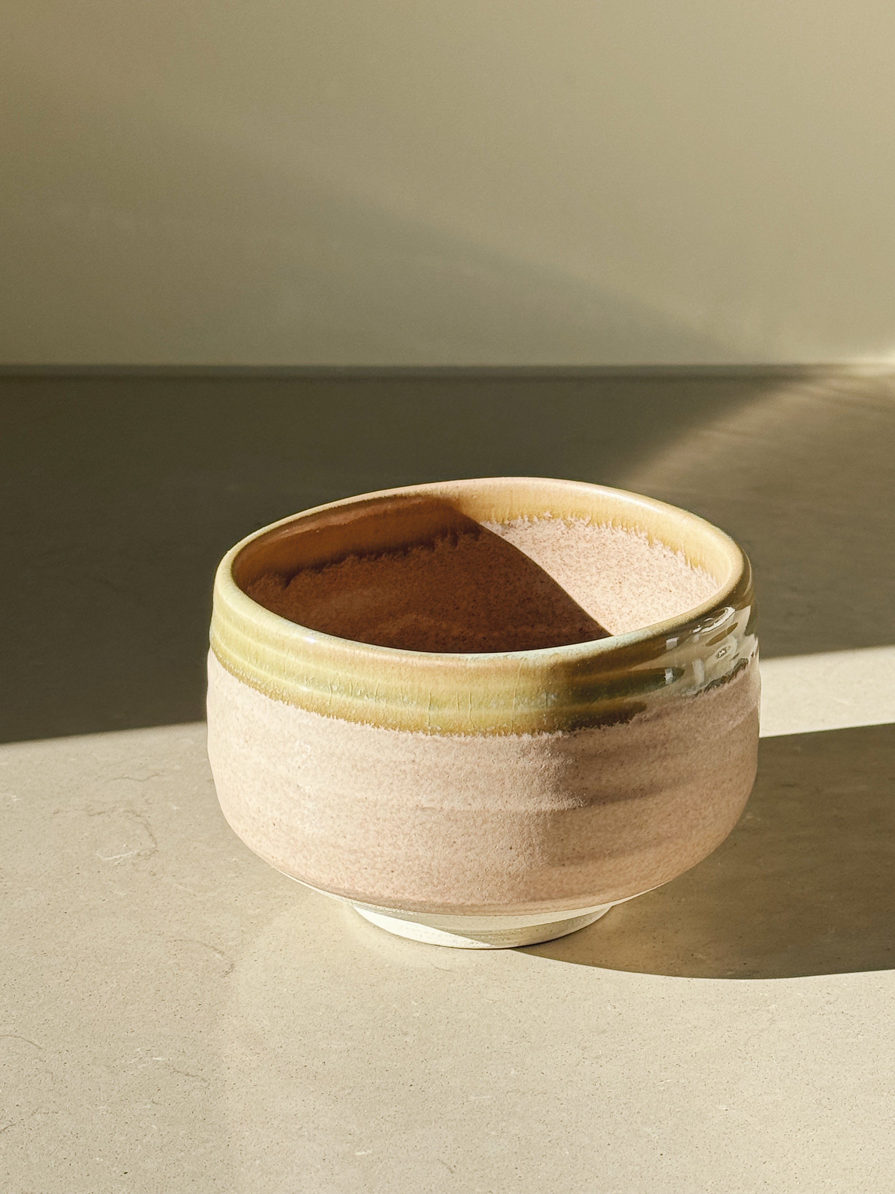 Matcha skål i rosa og olivengrøn keramik – håndlavet i Japan Studio Hafnia