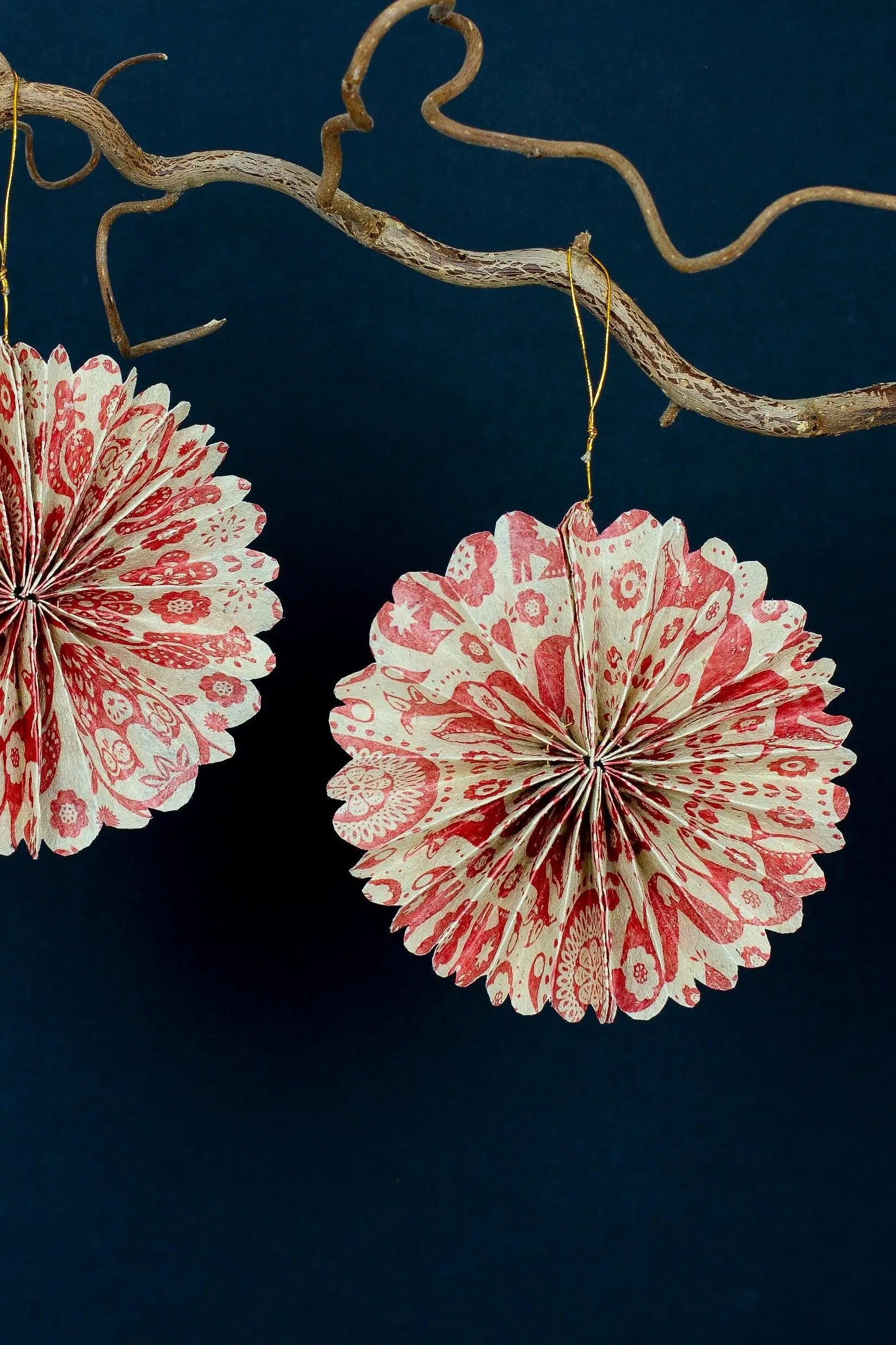 Greta Foldet papirstjerne til ophæng i rød og hvid | 2-pak World of Craft