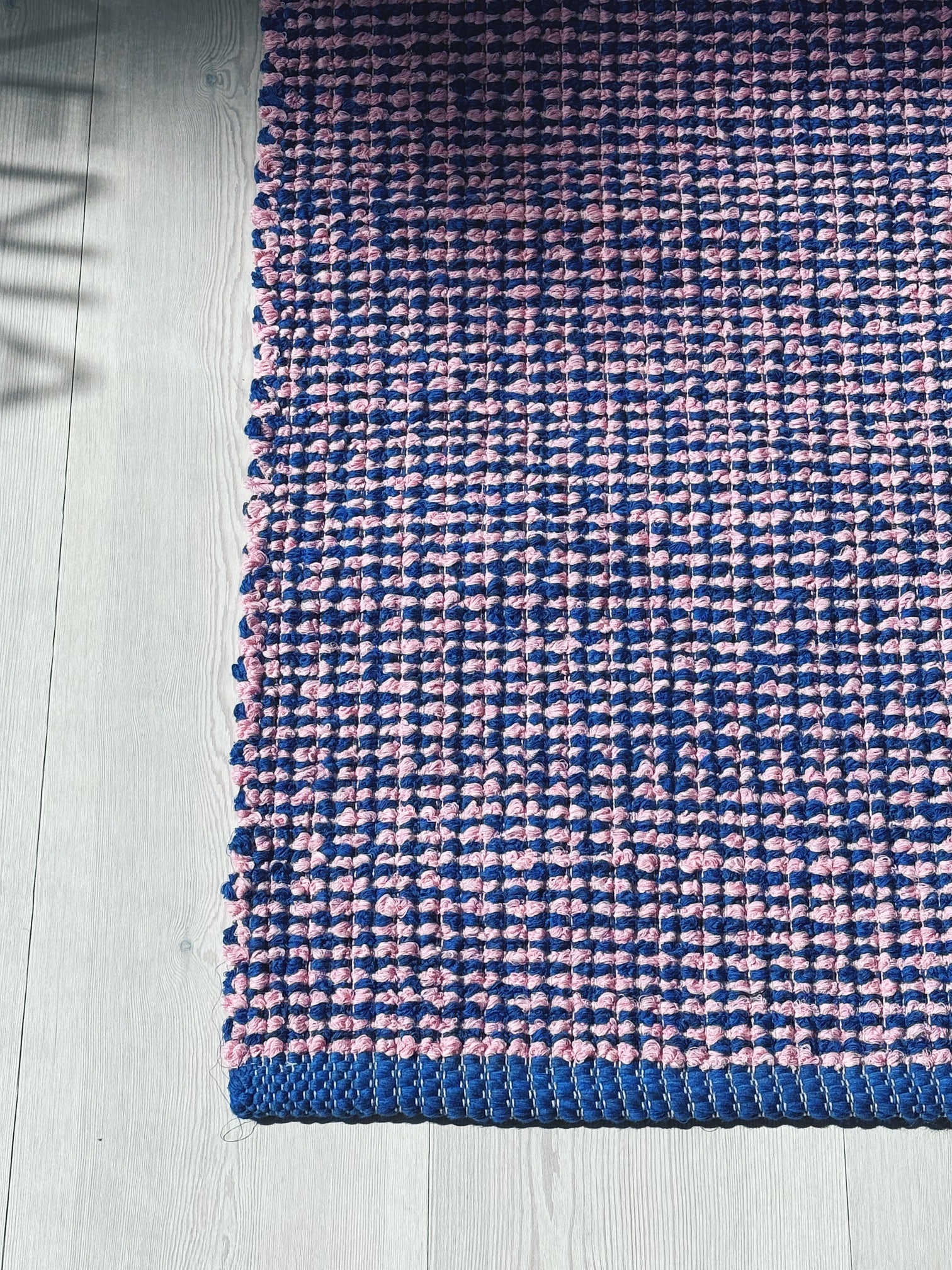 Nærbillede af blå kant på blå/pink bomuldstæppe, Studio Hafnia