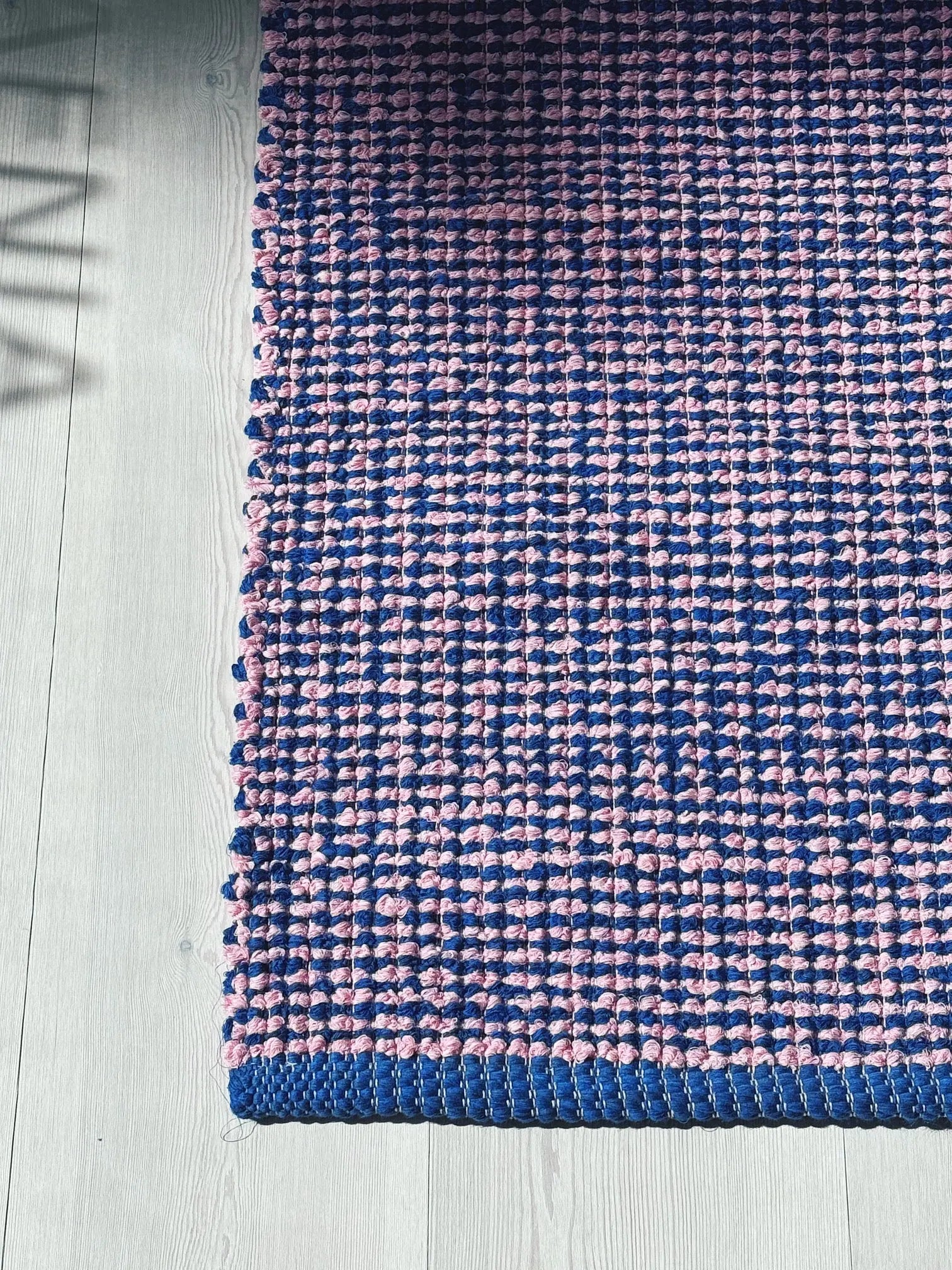Gulvtæppe i bomuld | Blå/pink 70x140 cm Studio Hafnia