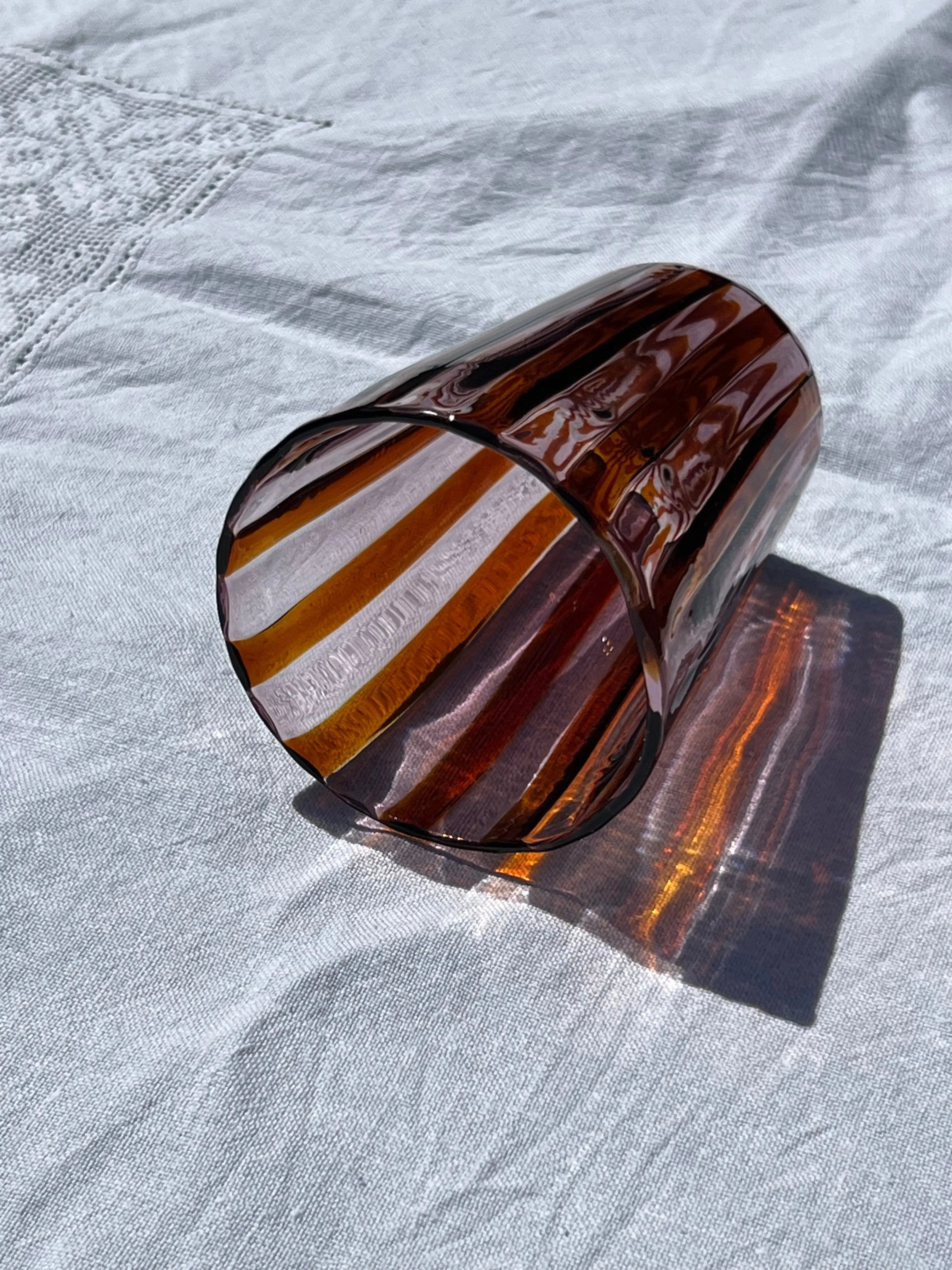 Håndblæst Murano Glas i Gio Ponti Stil med Karamelfarvede og Ametyst Striber Studio Hafnia