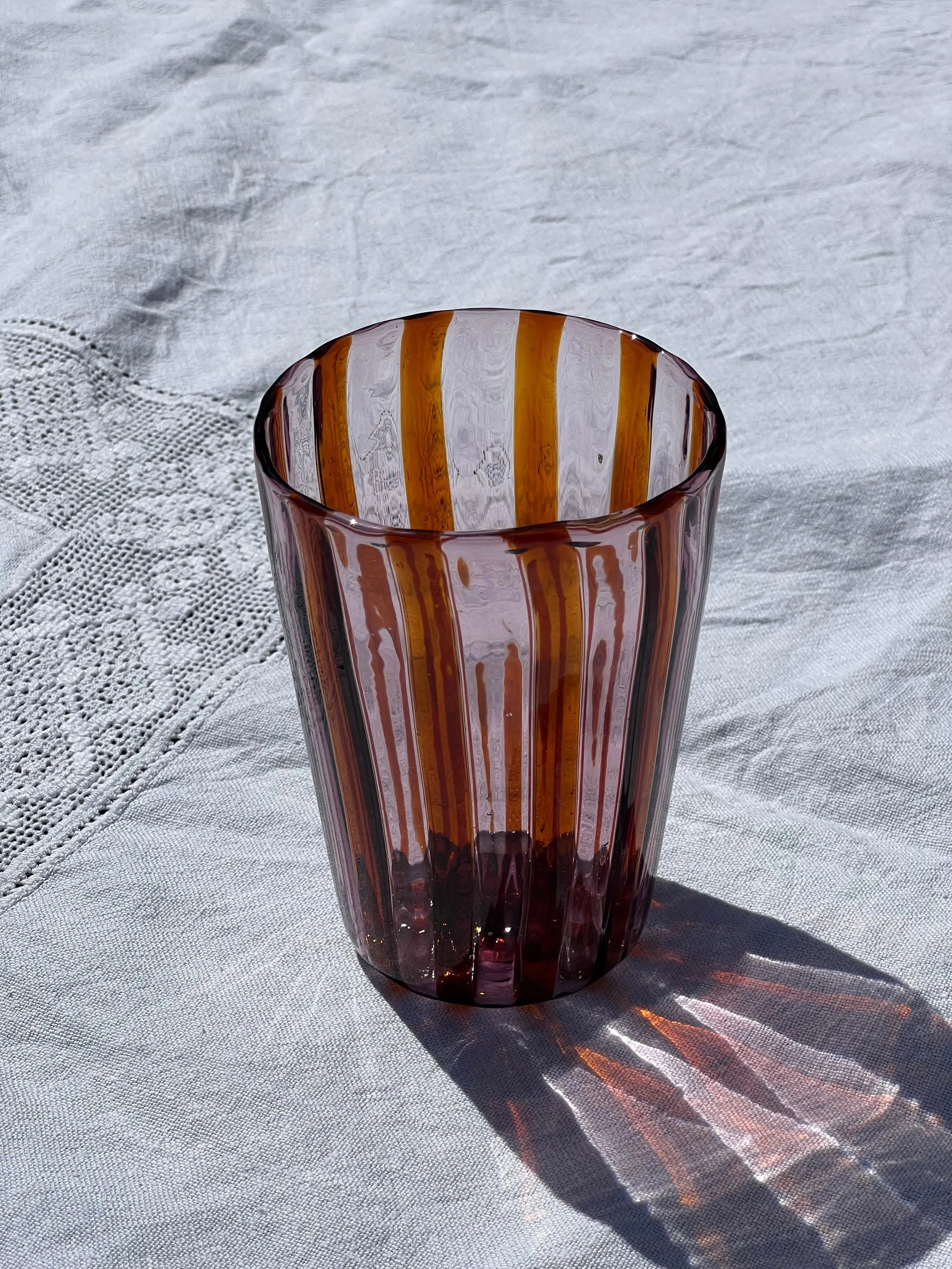 Håndblæst Murano Glas i Gio Ponti Stil med Karamelfarvede og Ametyst Striber Studio Hafnia