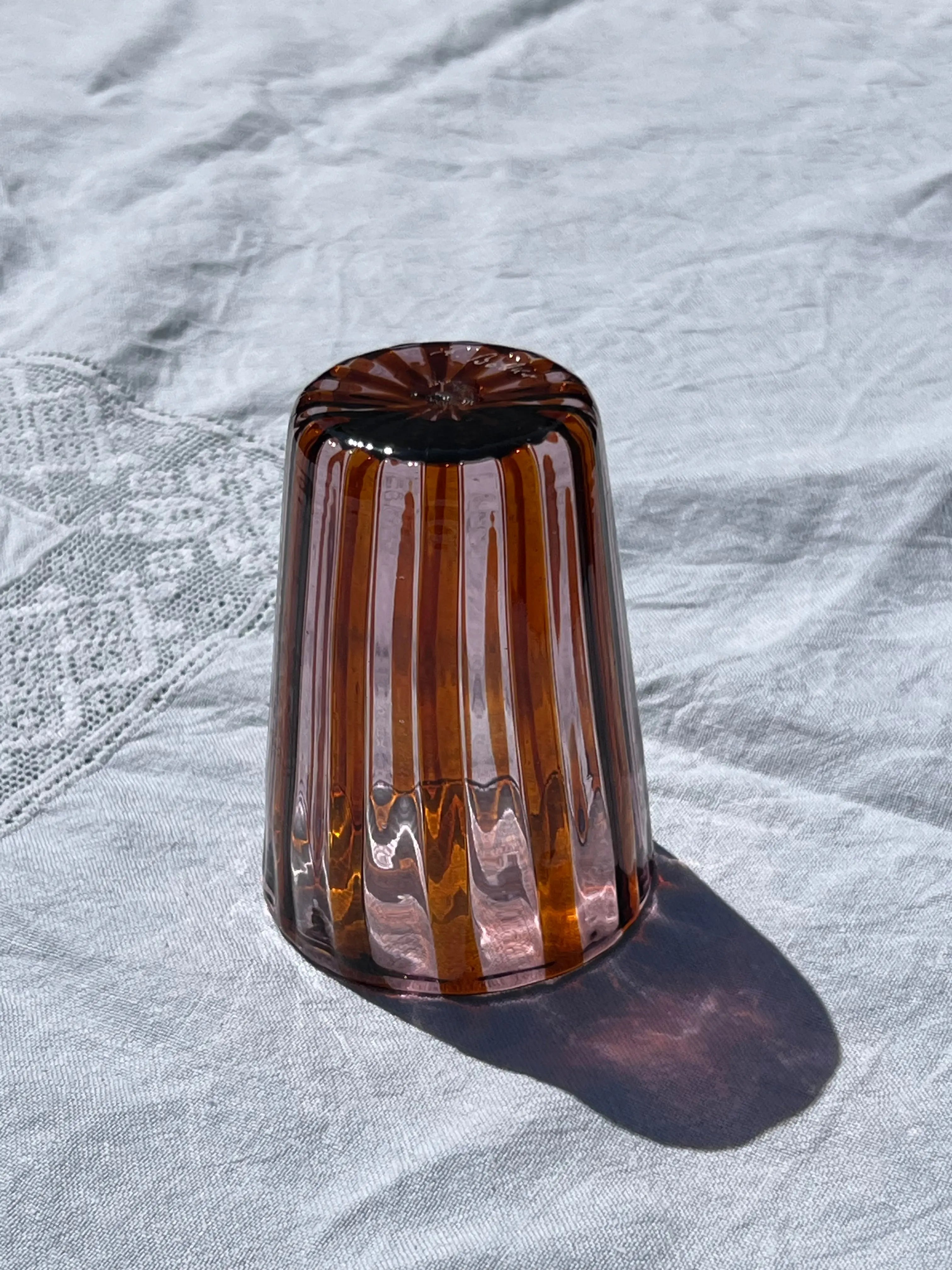 Håndblæst Murano Glas i Gio Ponti Stil med Karamelfarvede og Ametyst Striber Studio Hafnia