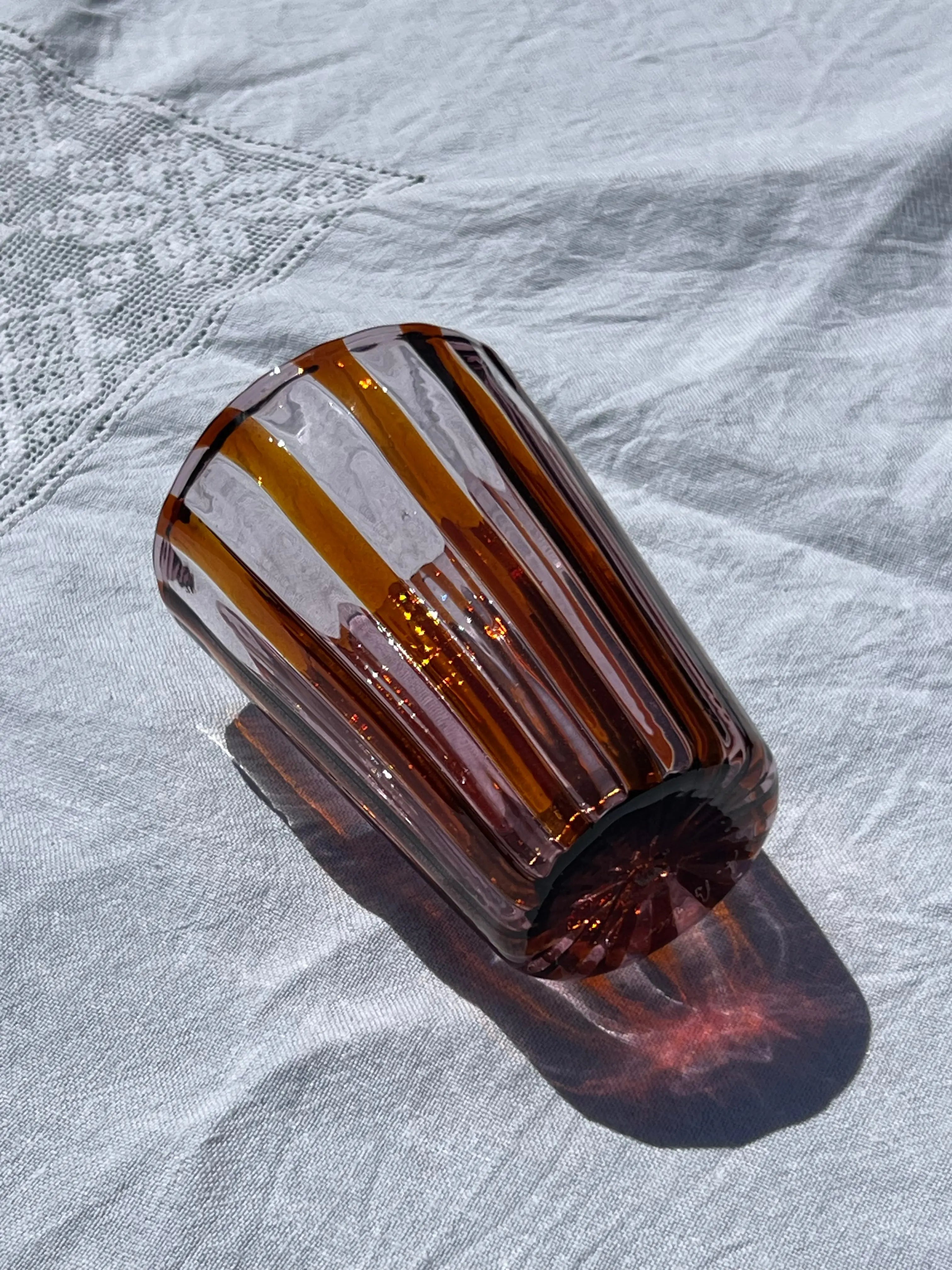 Håndblæst Murano Glas i Gio Ponti Stil med Karamelfarvede og Ametyst Striber Studio Hafnia