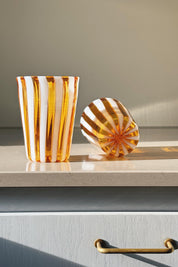 Håndblæst Murano Glas i Gio Ponti Stil med Lys Saltkaramel og Hvide Striber Studio Hafnia