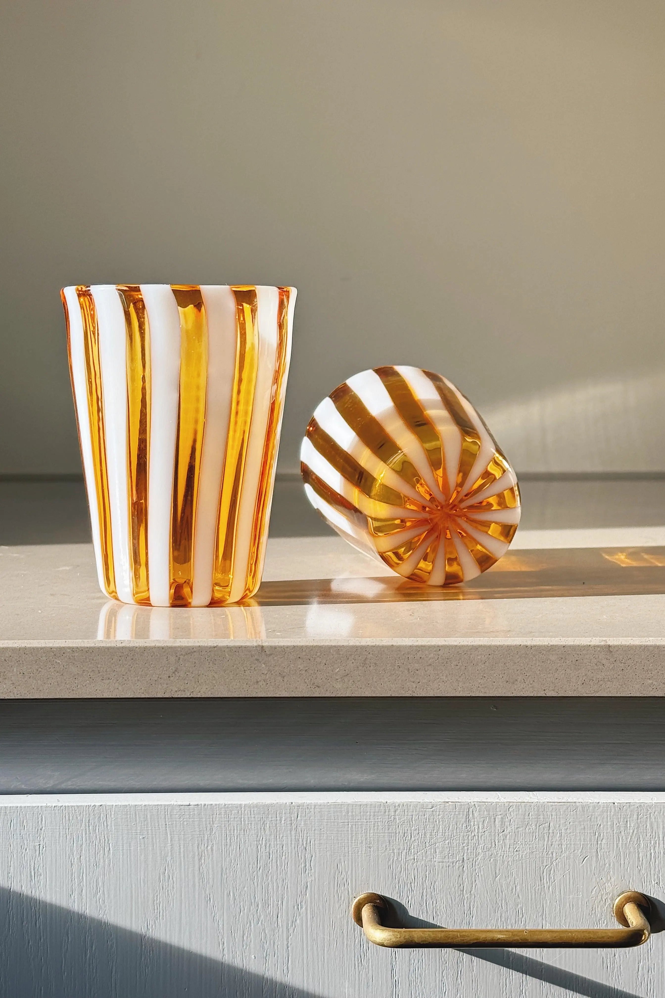 Håndblæst Murano Glas i Gio Ponti Stil med Lys Saltkaramel og Hvide Striber Studio Hafnia