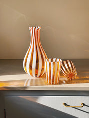 Håndblæst Murano Glas i Gio Ponti Stil med Lys Saltkaramel og Hvide Striber Studio Hafnia