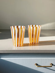 Håndblæst Murano Glas i Gio Ponti Stil med Lys Saltkaramel og Hvide Striber Studio Hafnia