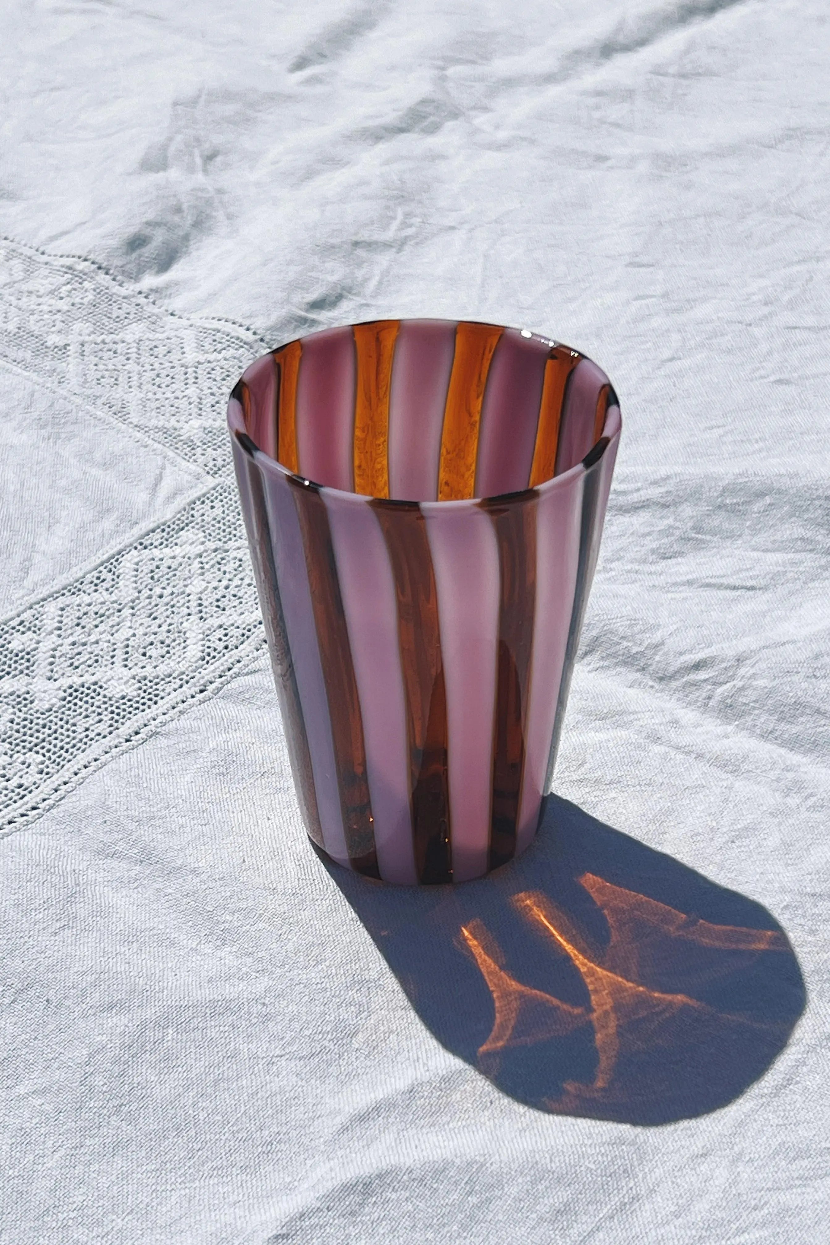 Håndblæst Murano Glas i Gio Ponti Stil med Opal Pink og Karamelfarvede Striber Studio Hafnia