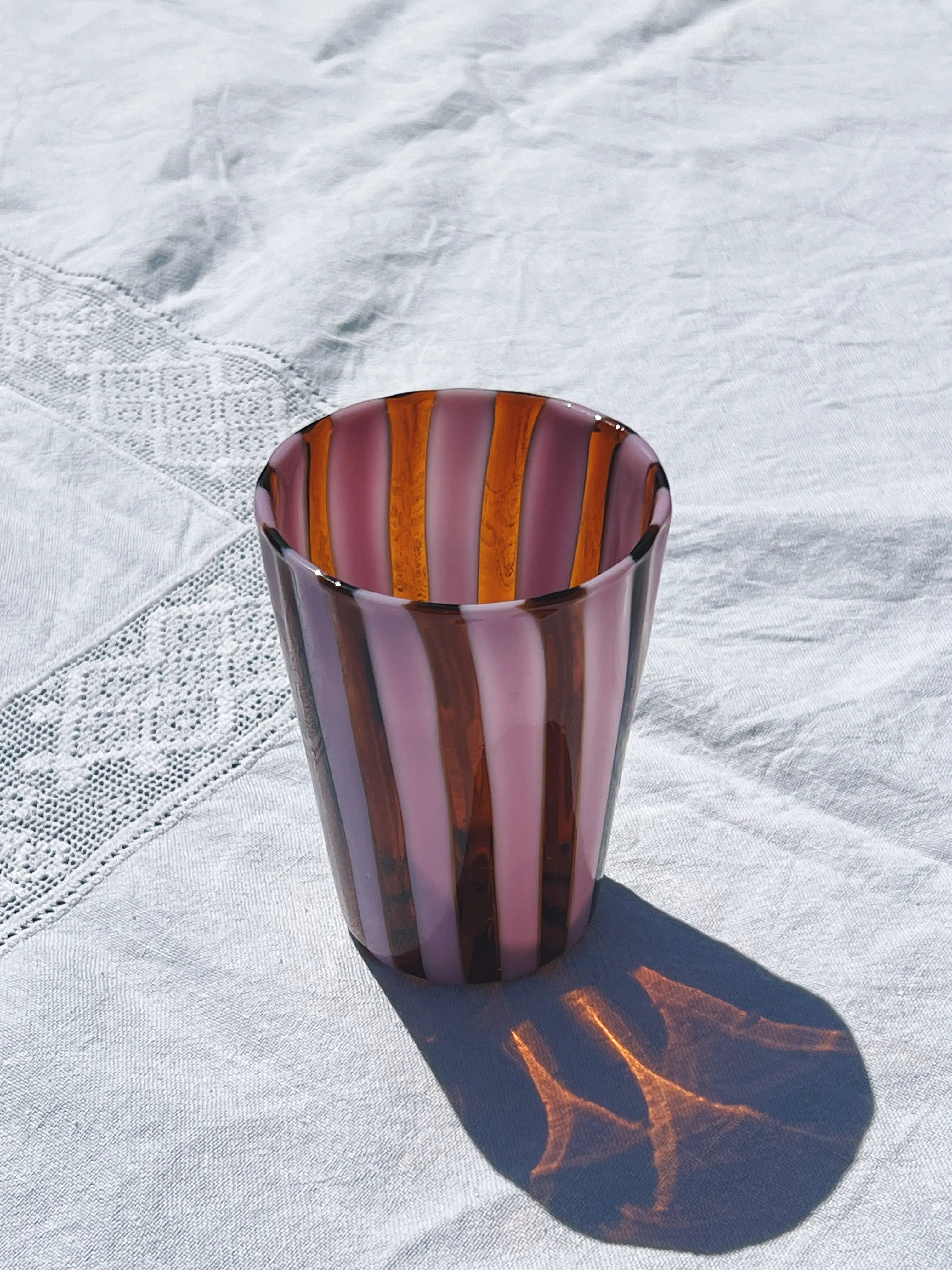 Håndblæst Murano Glas i Gio Ponti Stil med Opal Pink og Karamelfarvede Striber Studio Hafnia