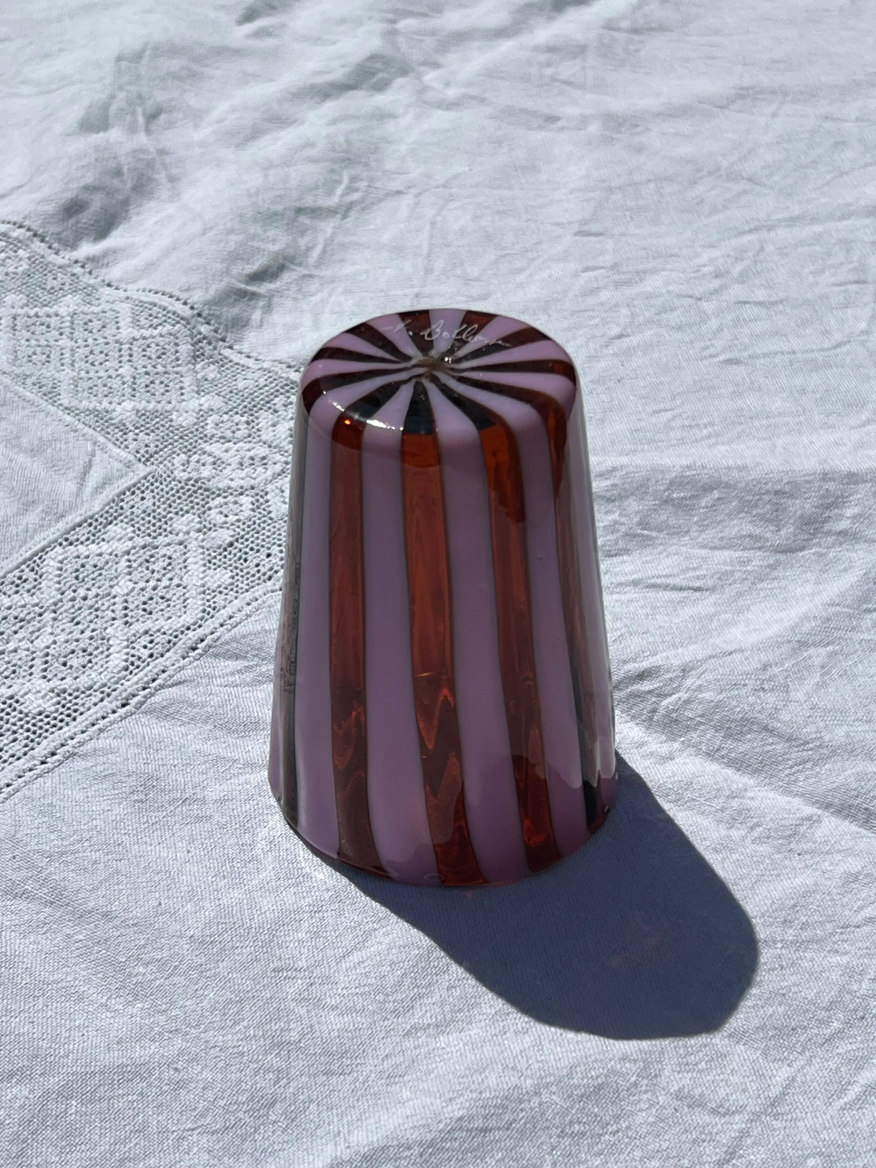 Håndblæst Murano Glas i Gio Ponti Stil med Opal Pink og Karamelfarvede Striber Studio Hafnia