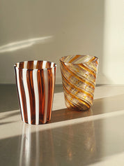 Håndblæst Murano Glas i Gio Ponti Stil med Saltkaramel og Hvide Striber Studio Hafnia