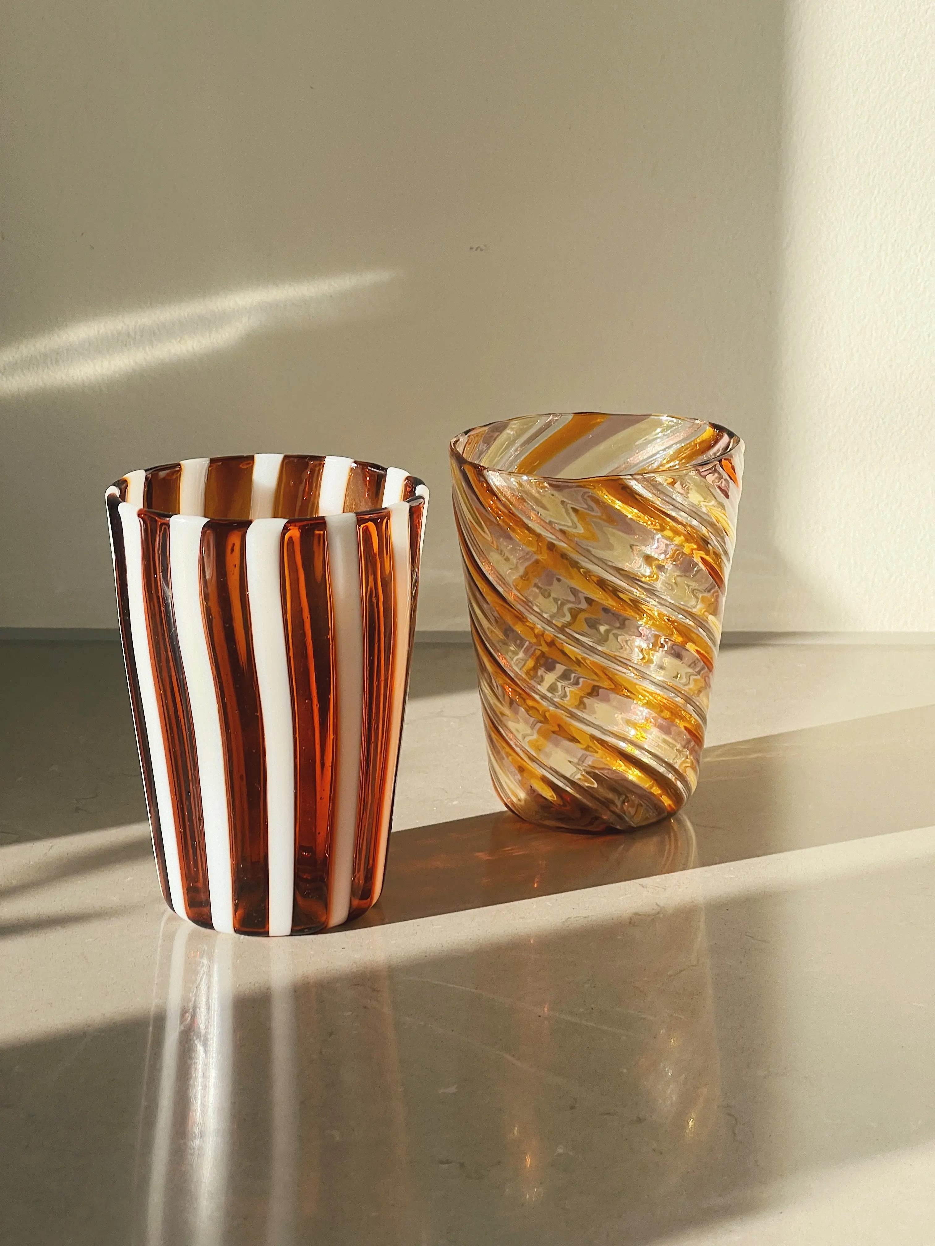 Håndblæst Murano Glas i Gio Ponti Stil med Saltkaramel og Hvide Striber Studio Hafnia