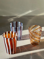 Håndblæst Murano Glas i Gio Ponti Stil med Saltkaramel og Hvide Striber Studio Hafnia