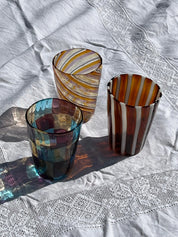 Håndblæst Murano Glas i Gio Ponti Stil med Saltkaramel og Hvide Striber Studio Hafnia