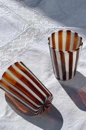 Håndblæst Murano Glas i Gio Ponti Stil med Saltkaramel og Hvide Striber Studio Hafnia