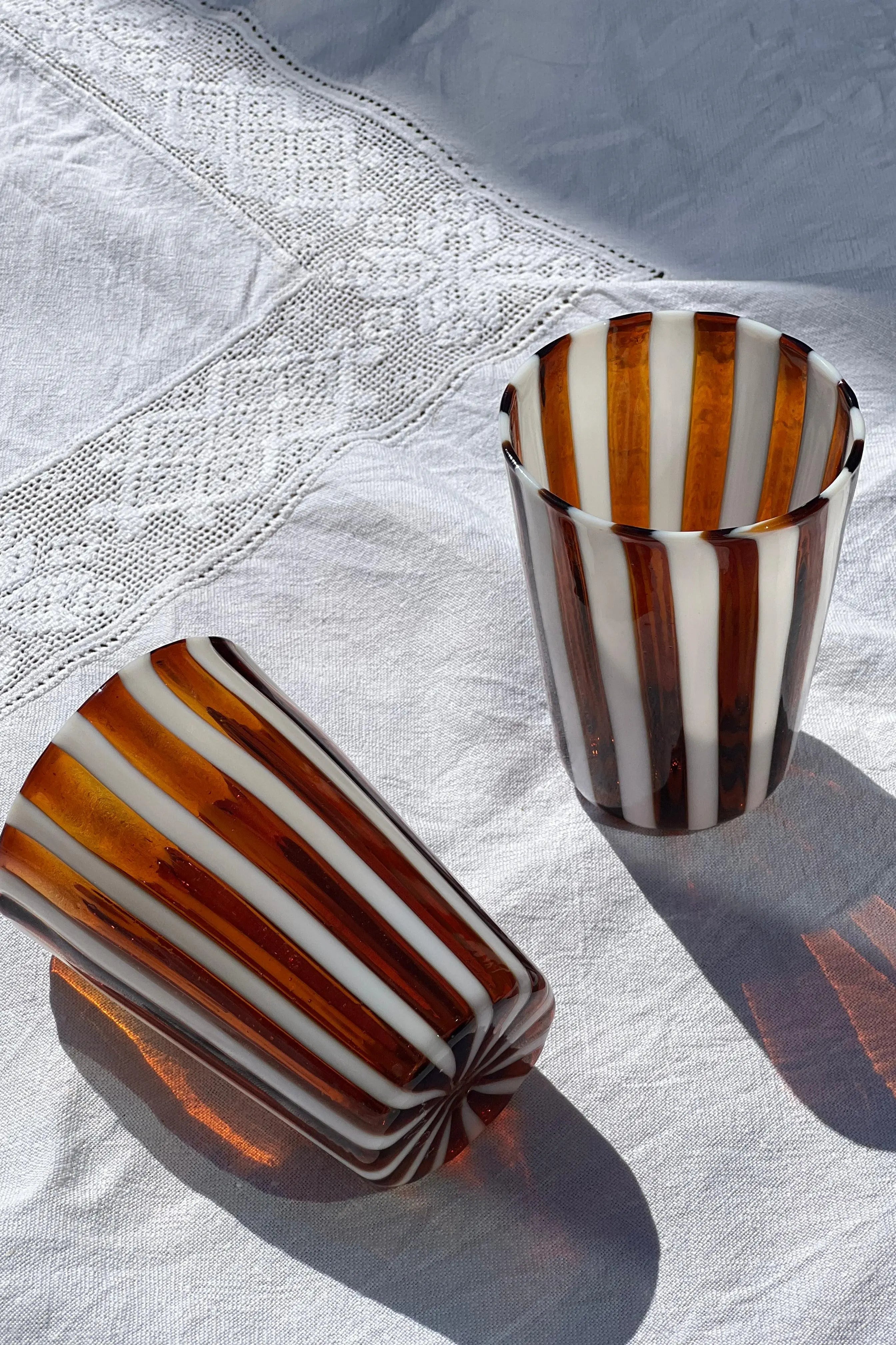 Håndblæst Murano Glas i Gio Ponti Stil med Saltkaramel og Hvide Striber Studio Hafnia