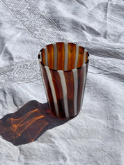 Håndblæst Murano Glas i Gio Ponti Stil med Saltkaramel og Hvide Striber Studio Hafnia