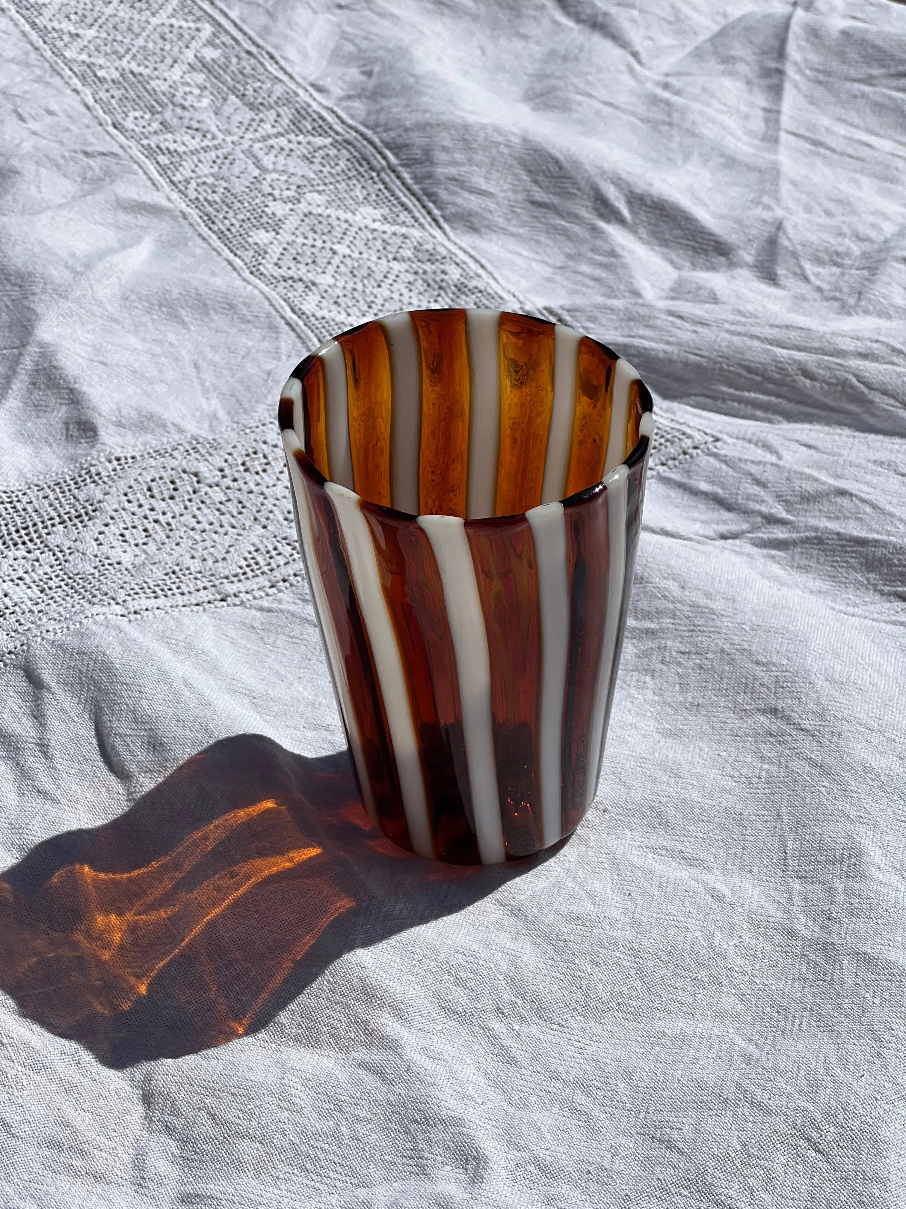 Håndblæst Murano Glas i Gio Ponti Stil med Saltkaramel og Hvide Striber Studio Hafnia