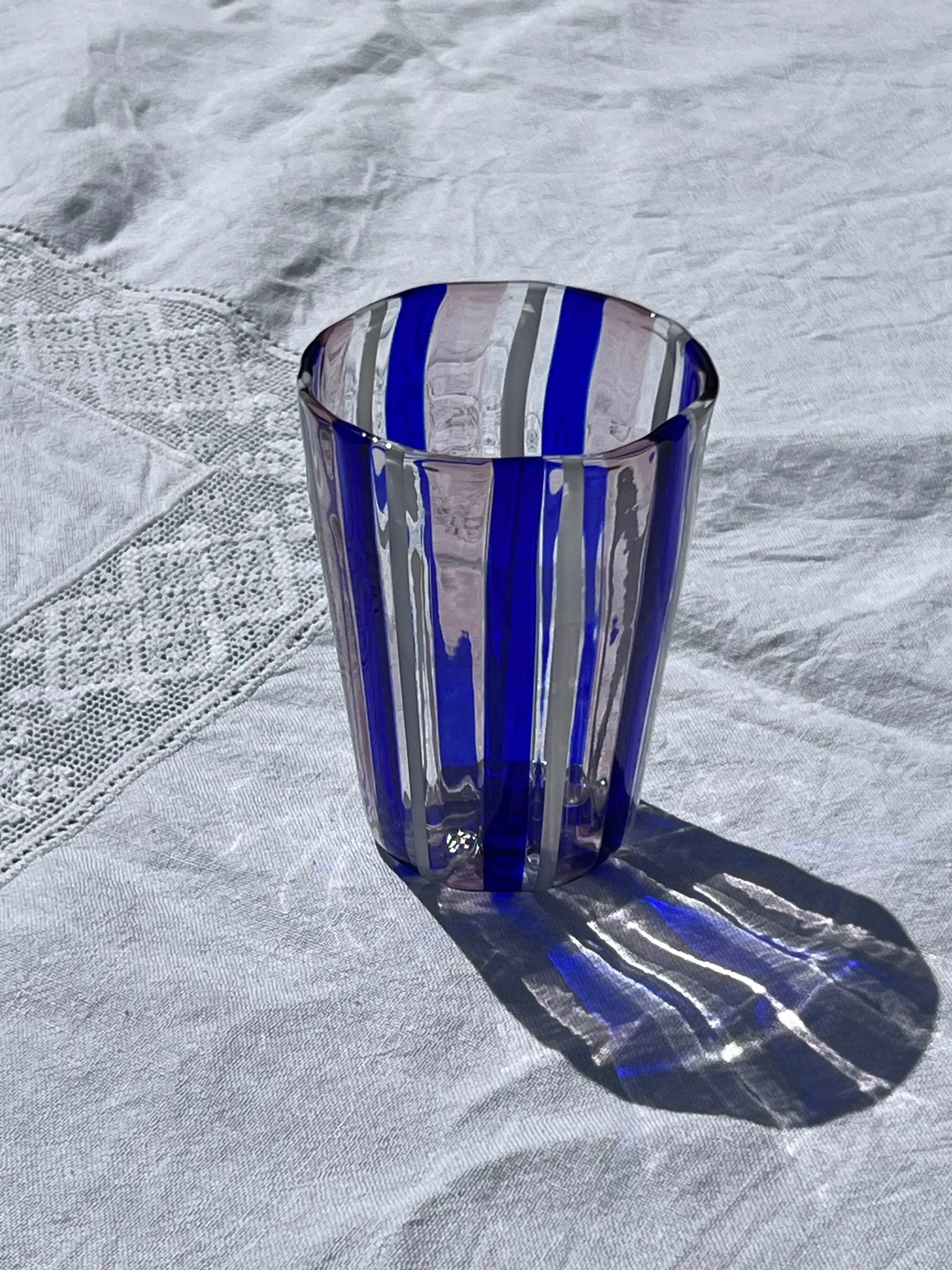 Håndblæst Murano Glas i Pio Ponti Stil med Blå, Hvide og Ametyst Striber Studio Hafnia