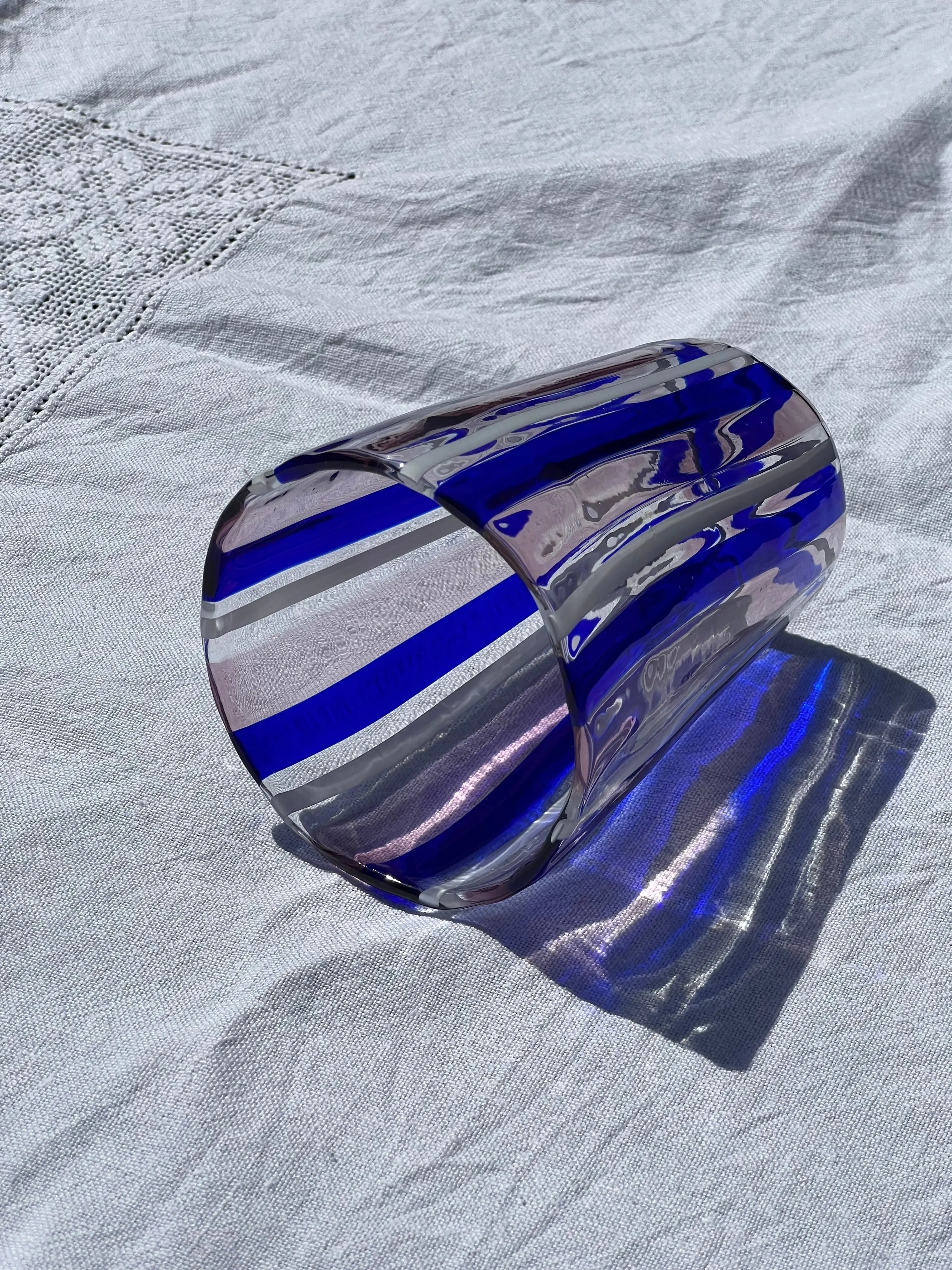 Håndblæst Murano Glas i Pio Ponti Stil med Blå, Hvide og Ametyst Striber Studio Hafnia