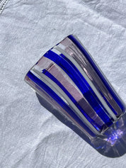 Håndblæst Murano Glas i Pio Ponti Stil med Blå, Hvide og Ametyst Striber Studio Hafnia