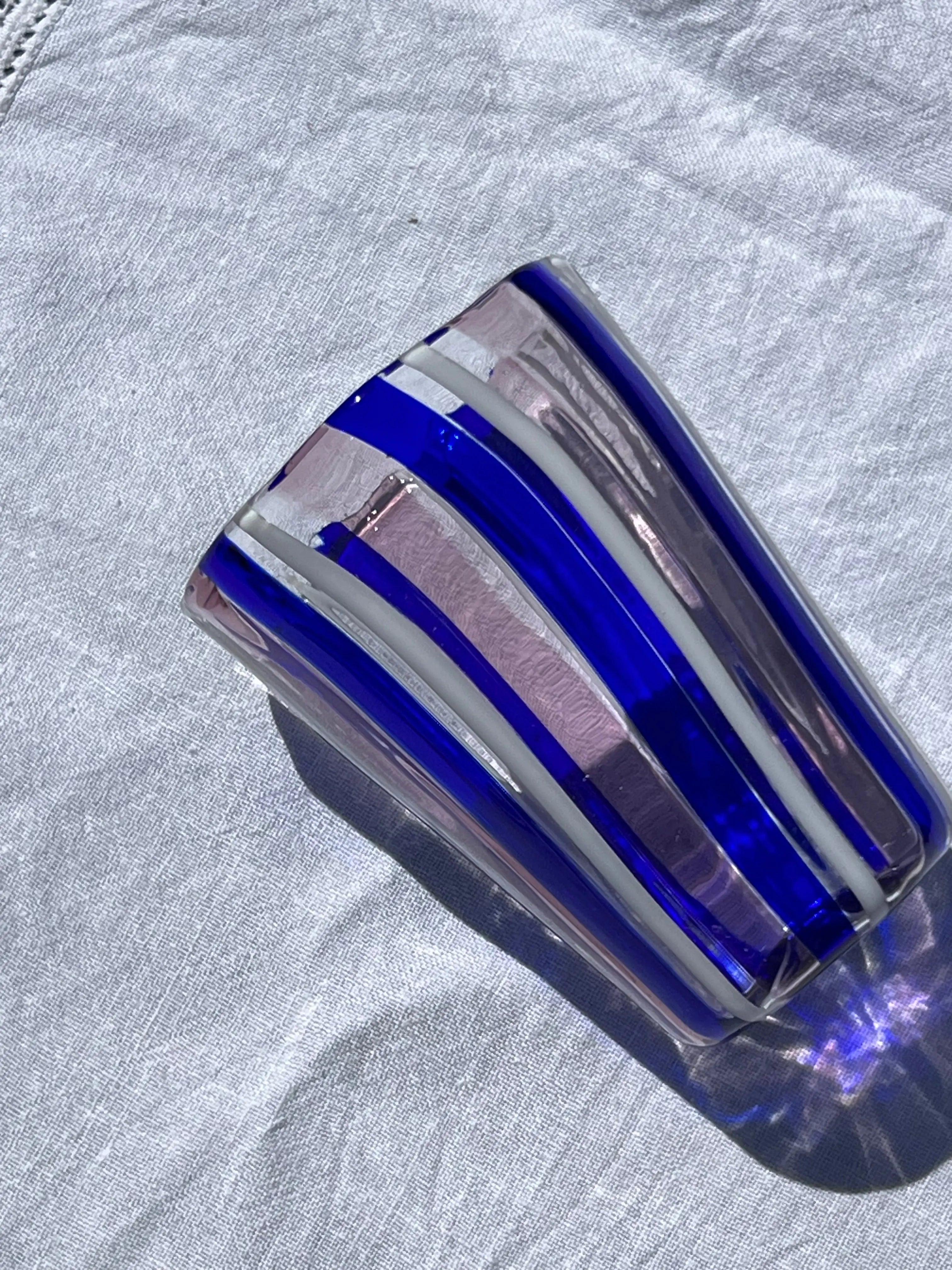 Håndblæst Murano Glas i Pio Ponti Stil med Blå, Hvide og Ametyst Striber Studio Hafnia