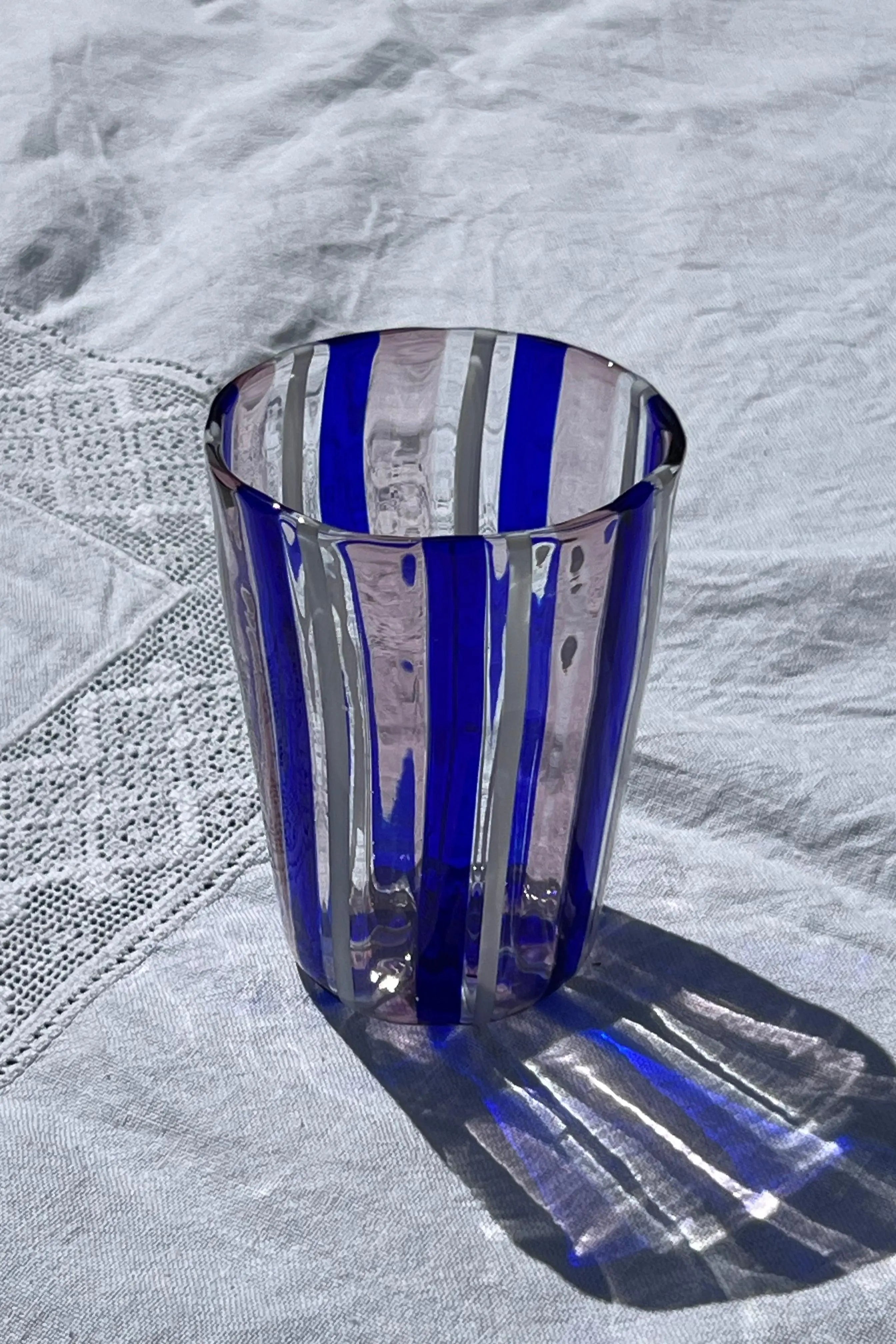 Håndblæst Murano Glas i Pio Ponti Stil med Blå, Hvide og Ametyst Striber Studio Hafnia