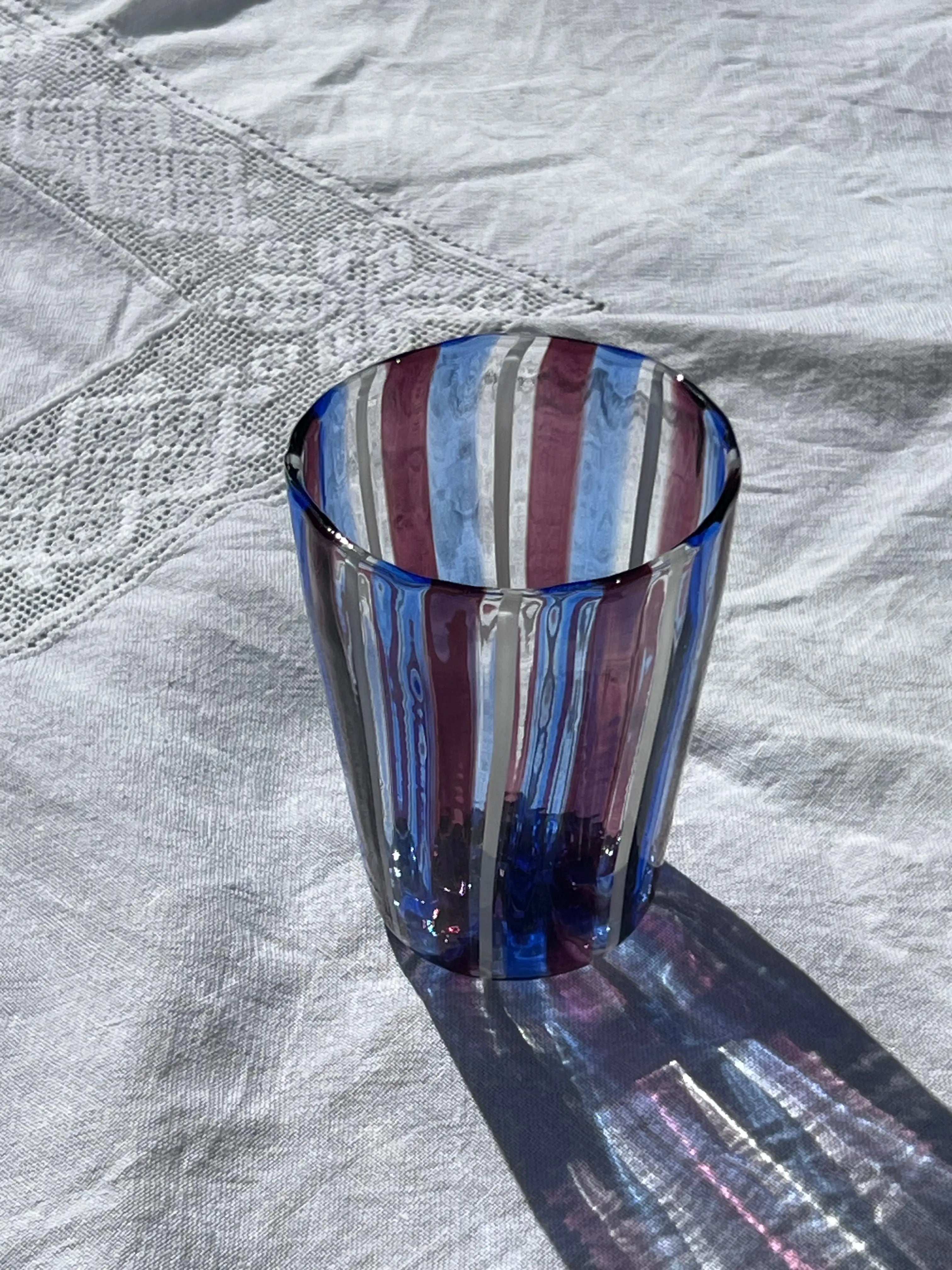 Håndblæst Murano Glas med Blå, Ametyst og Hvide Striber Studio Hafnia