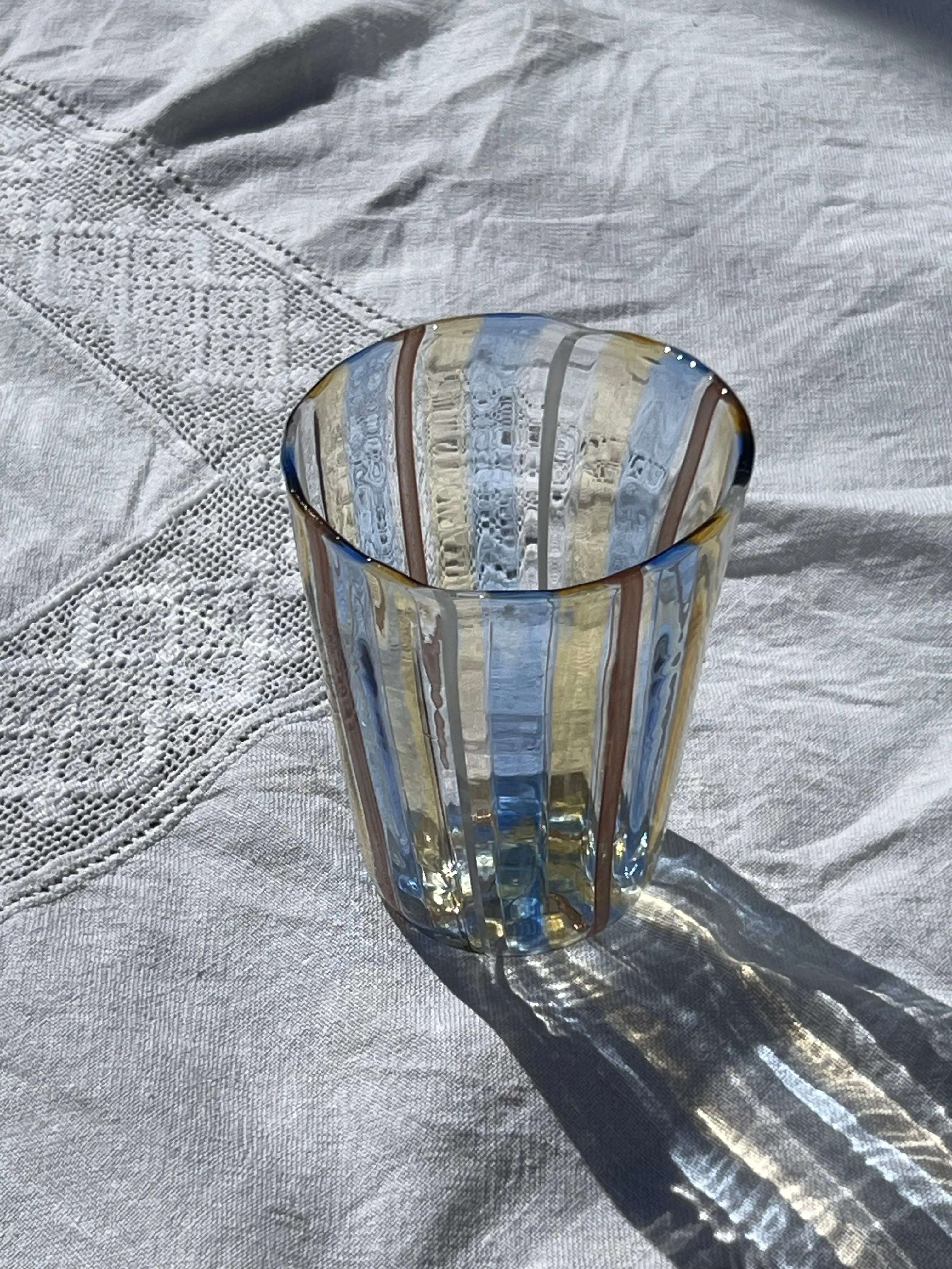 Håndblæst Murano Glas med Blå, Gule, Hvide og Brune Striber Studio Hafnia