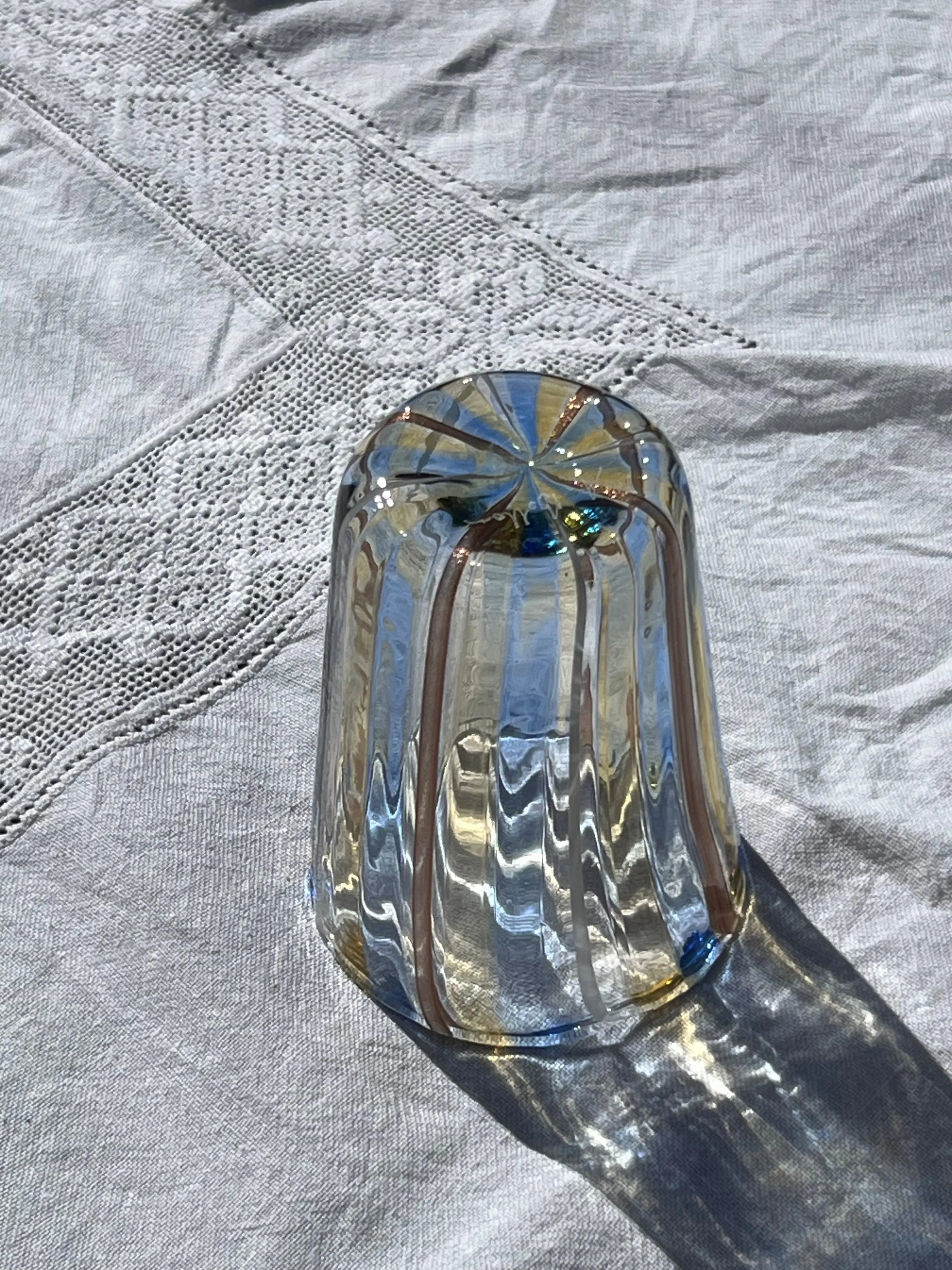 Håndblæst Murano Glas med Blå, Gule, Hvide og Brune Striber Studio Hafnia