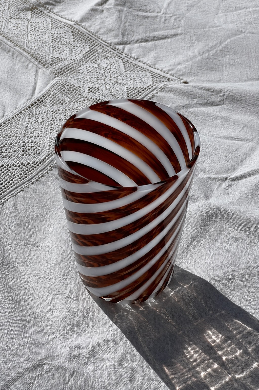 Håndblæst Murano Glas med Brun/Hvidt Swirlmønster Studio Hafnia