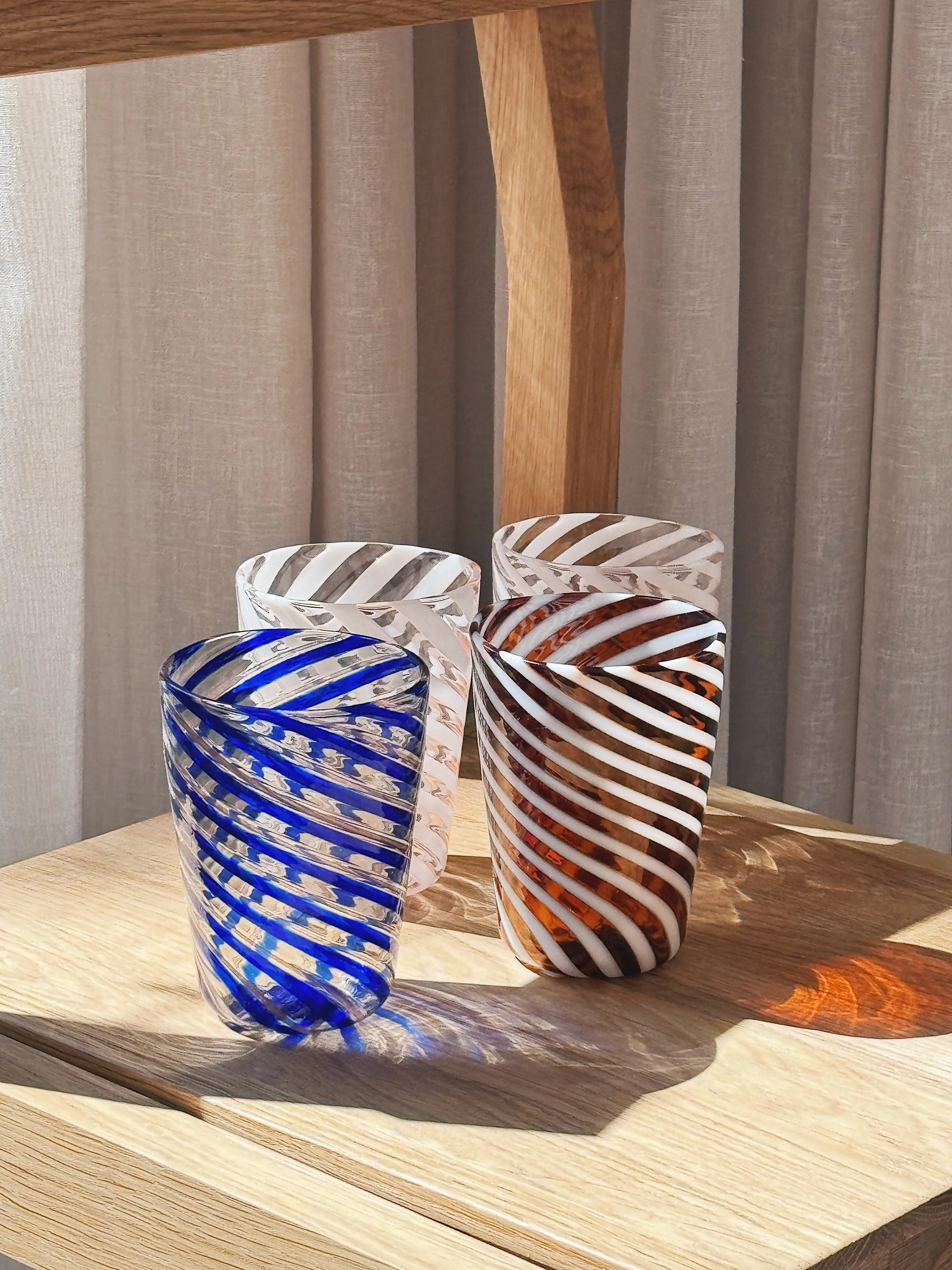 Handblaest-Murano-Glas-med-Brun-Hvidt-Swirlmonster-Studio-Hafnia-1377478742.jpg