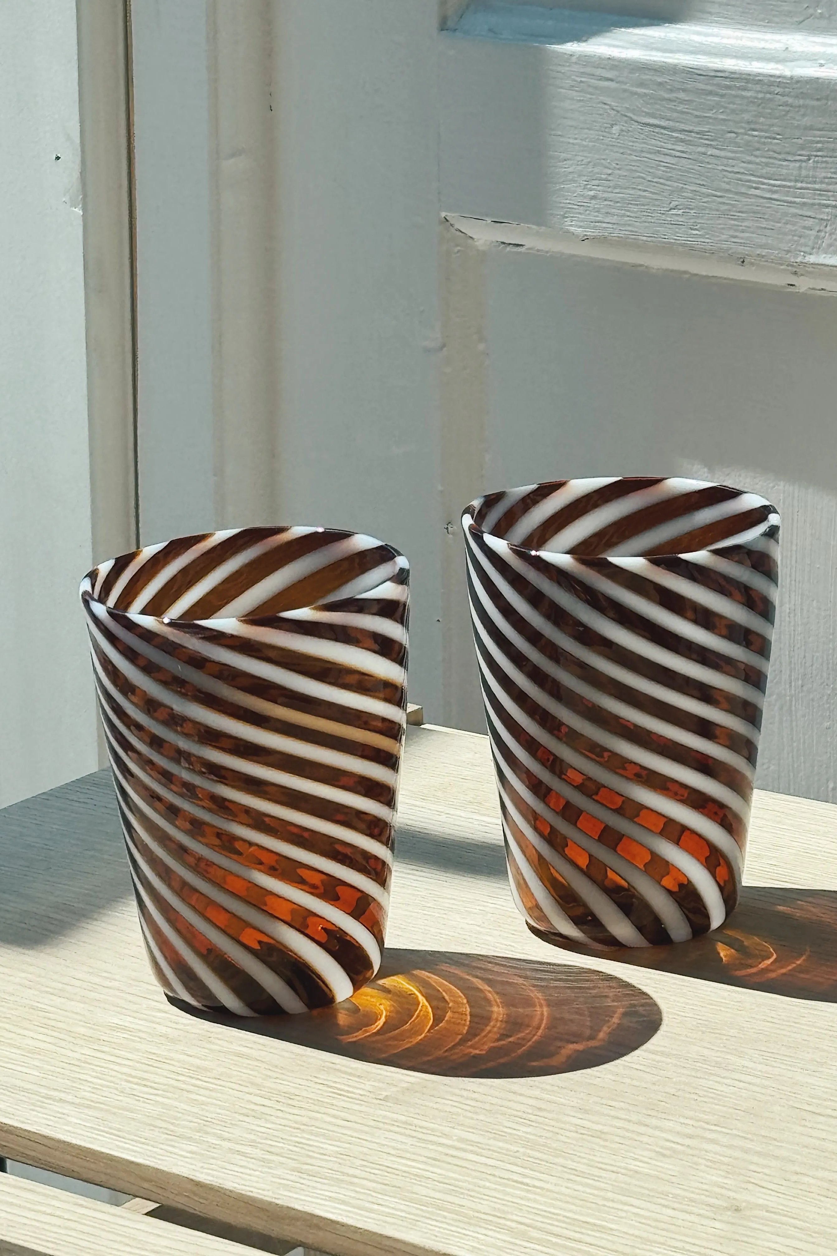 Handblaest-Murano-Glas-med-Brun-Hvidt-Swirlmonster-Studio-Hafnia-1377478937.jpg