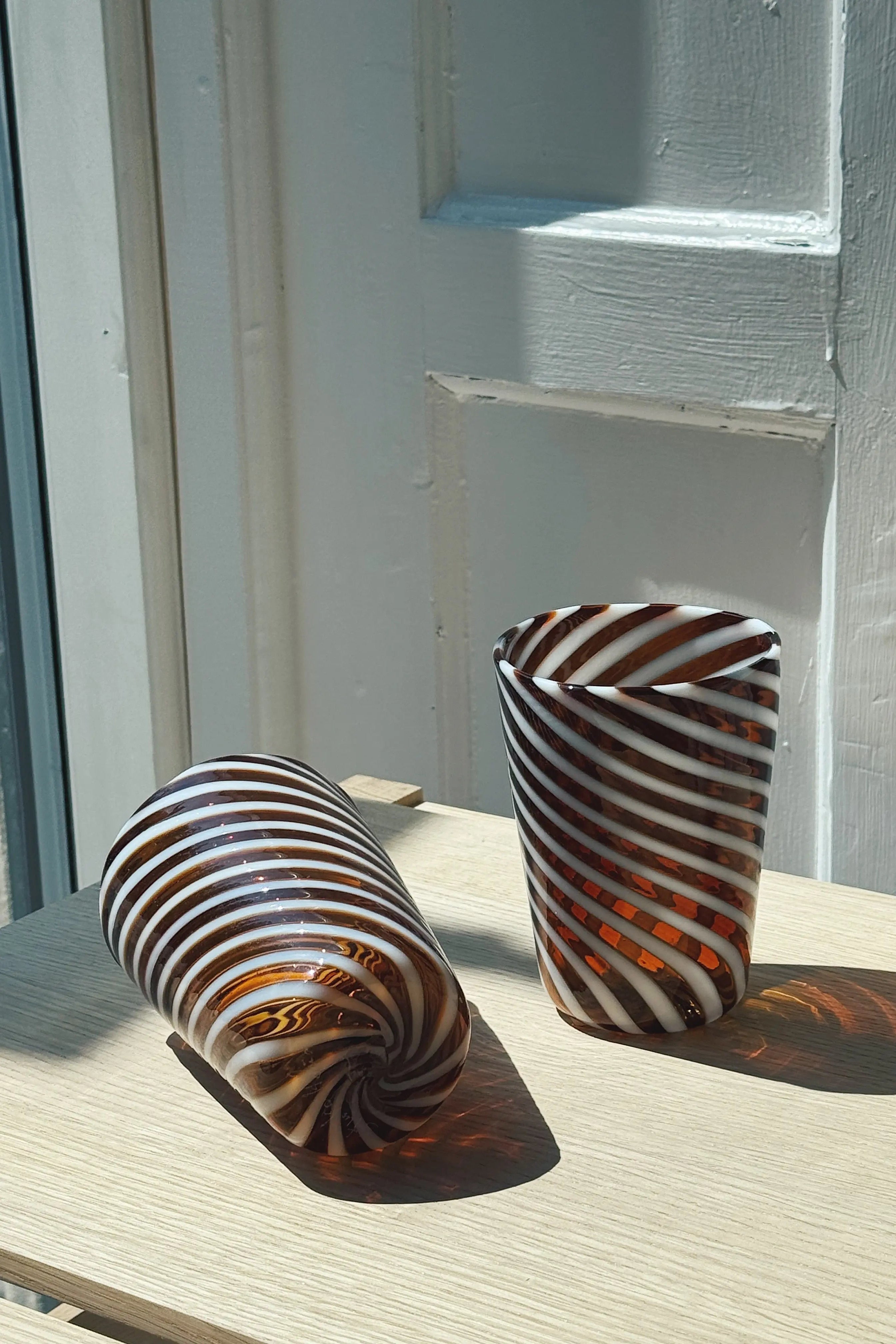 Håndblæst Murano Glas med Brun/Hvidt Swirlmønster