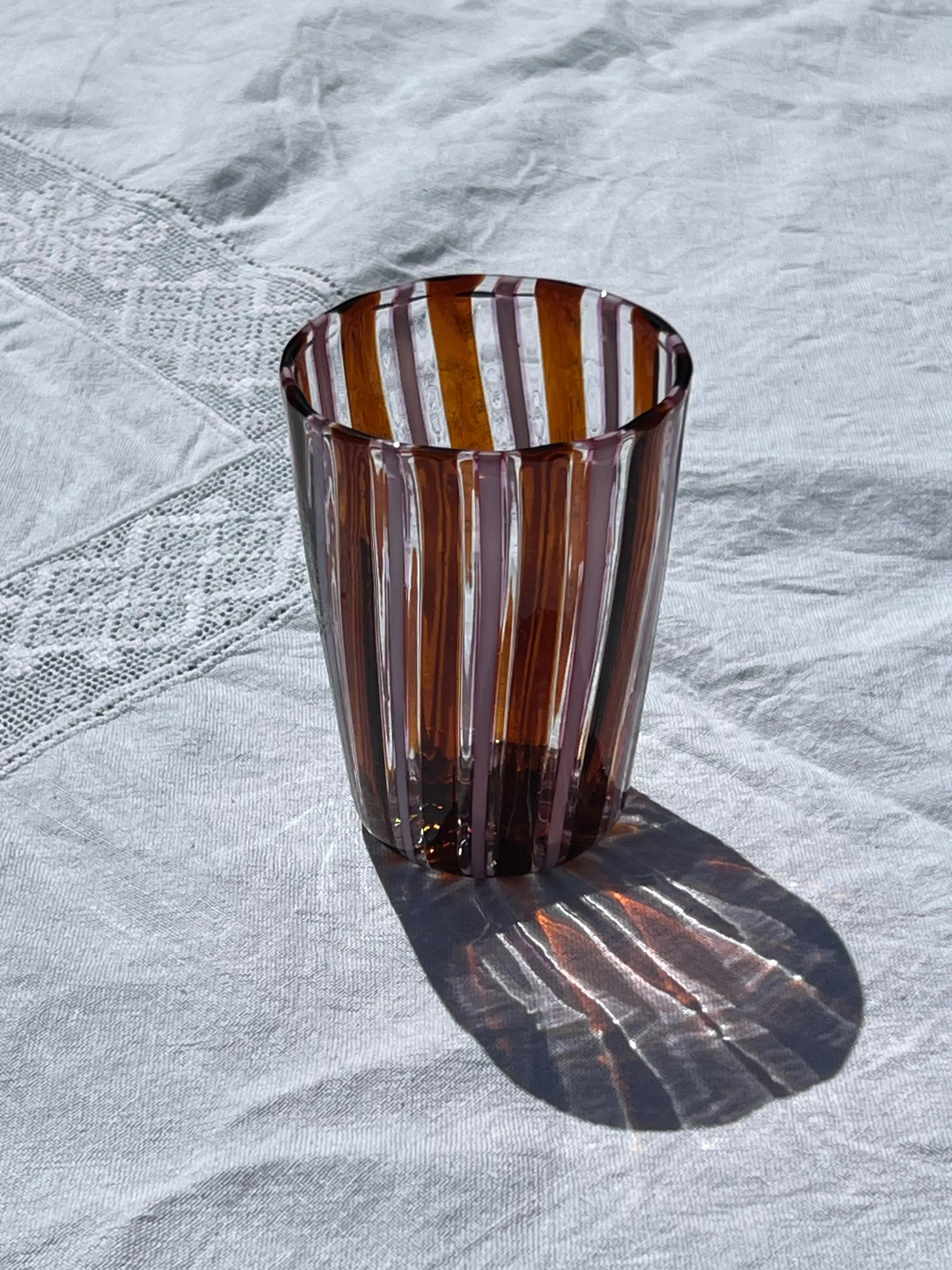 Håndblæst Murano Glas med Karamelfarvet/Brune og Opal Pink Striber Studio Hafnia