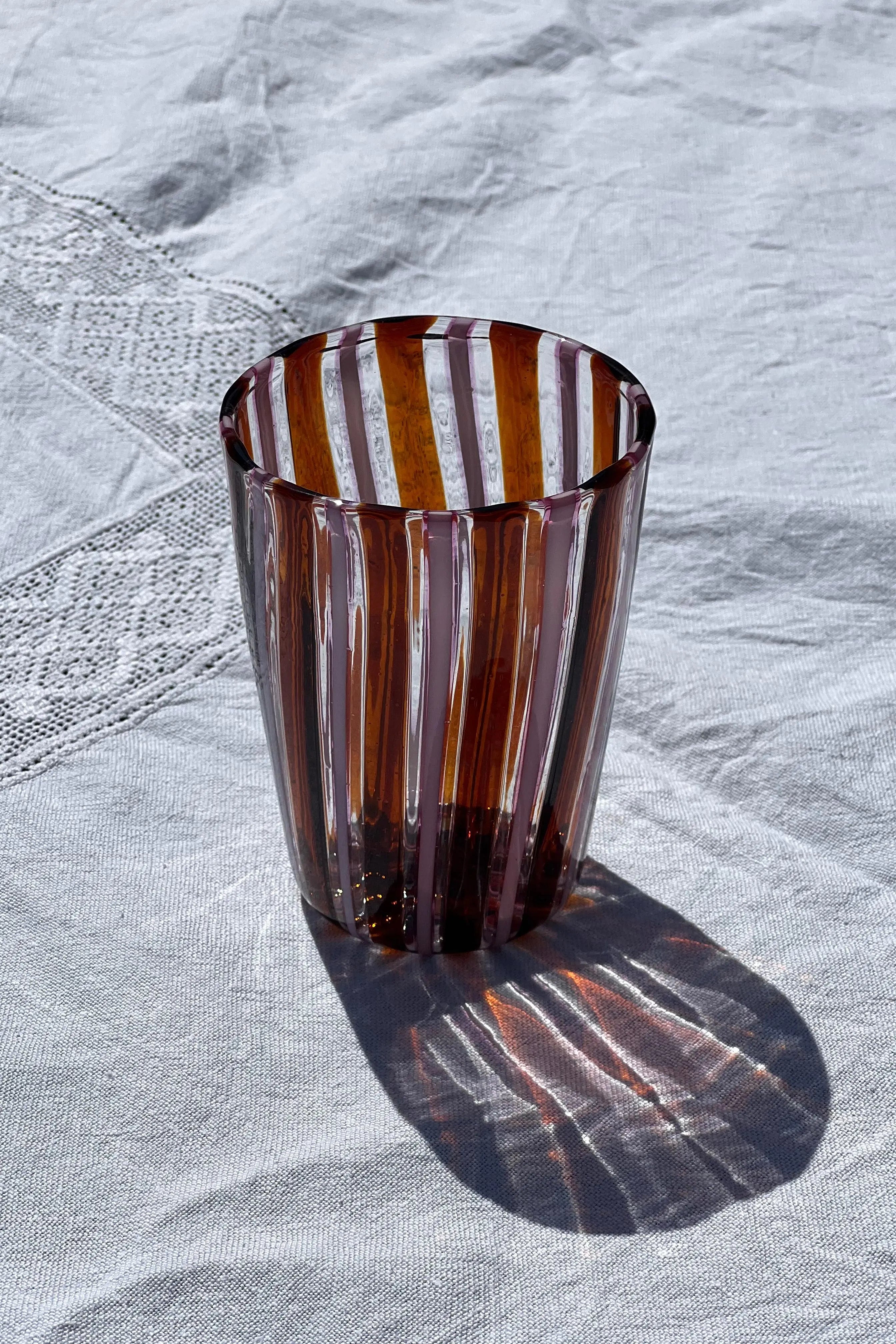 Håndblæst Murano Glas med Karamelfarvet/Brune og Opal Pink Striber Studio Hafnia