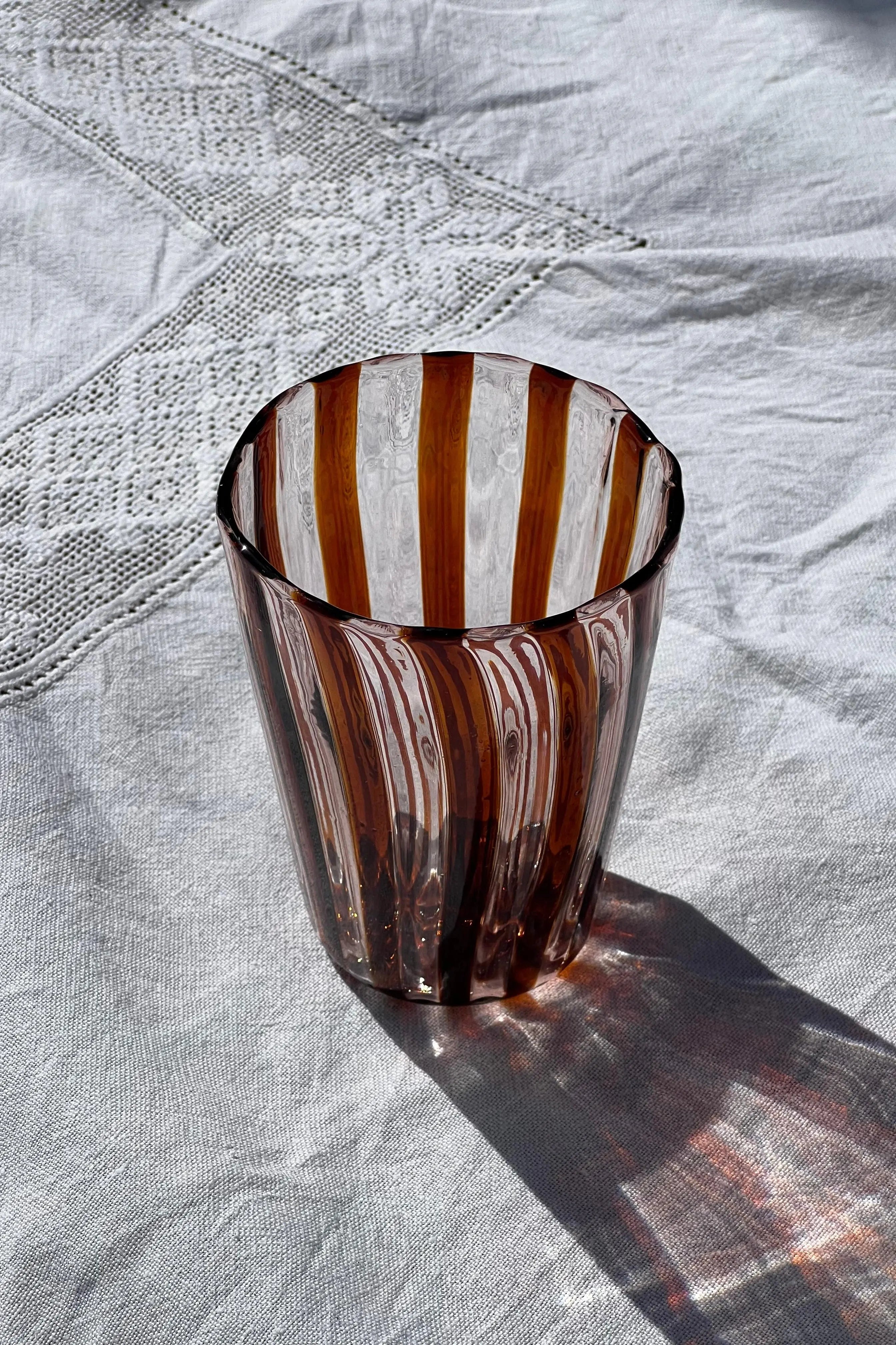 Håndblæst Murano Glas med Karamelfarvet/Brune og Pink Striber Studio Hafnia