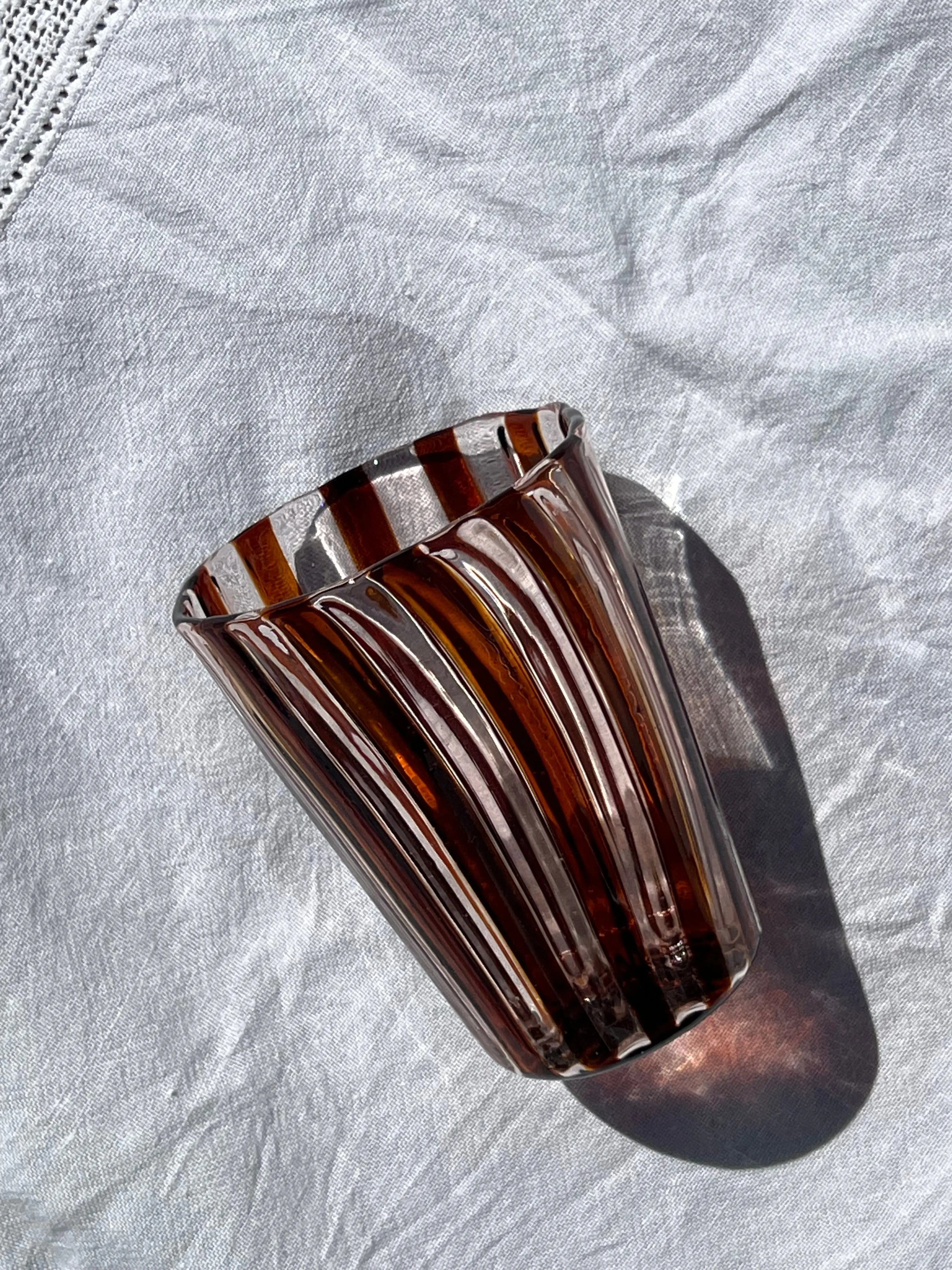 Håndblæst Murano Glas med Karamelfarvet/Brune og Pink Striber Studio Hafnia