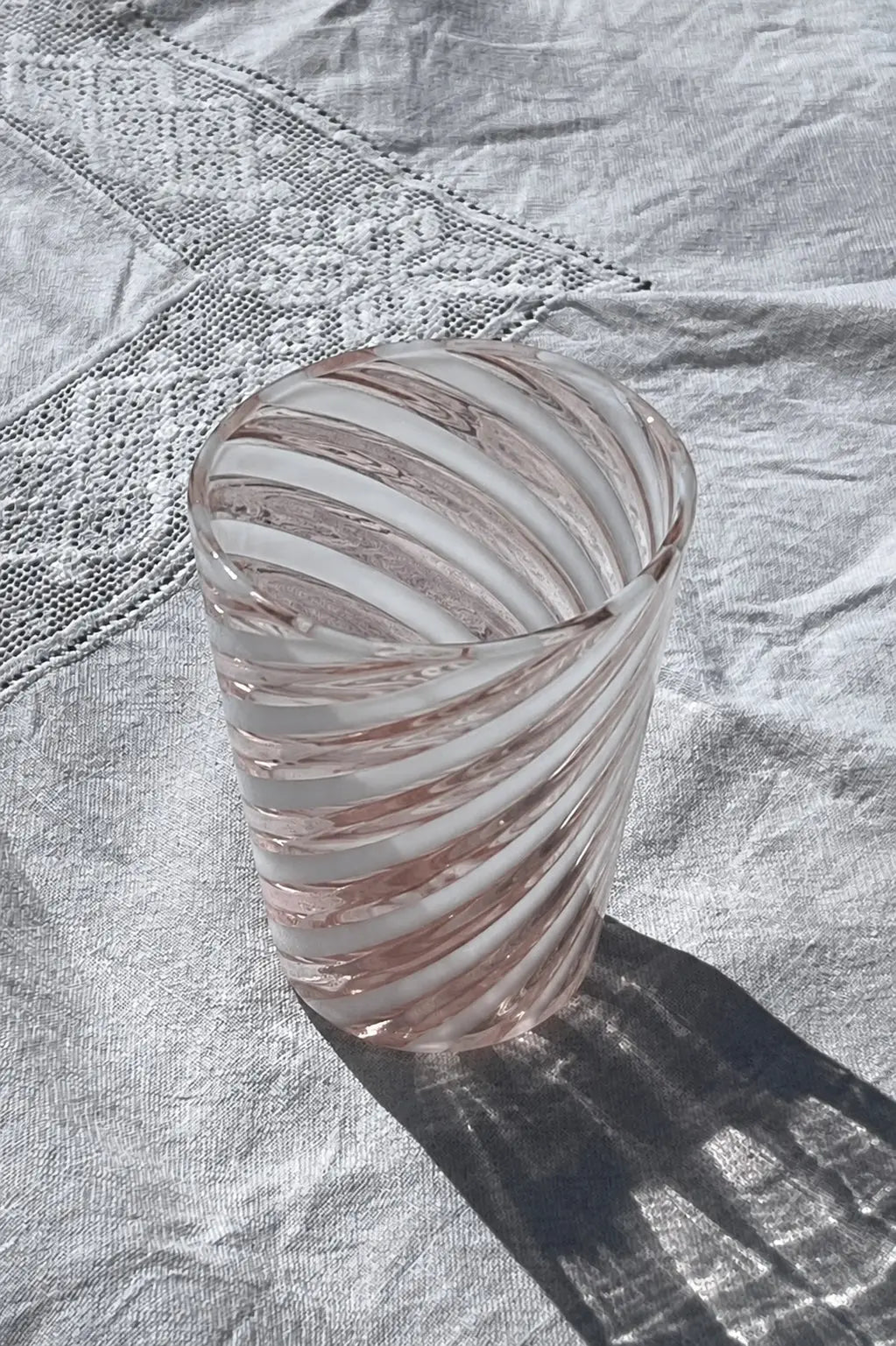 Håndblæst Murano Glas med Lys Pink/Hvidt Swirlmønster Studio Hafnia
