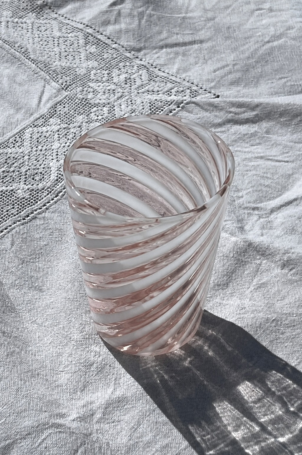 Håndblæst Murano Glas med Lys Pink/Hvidt Swirlmønster Studio Hafnia