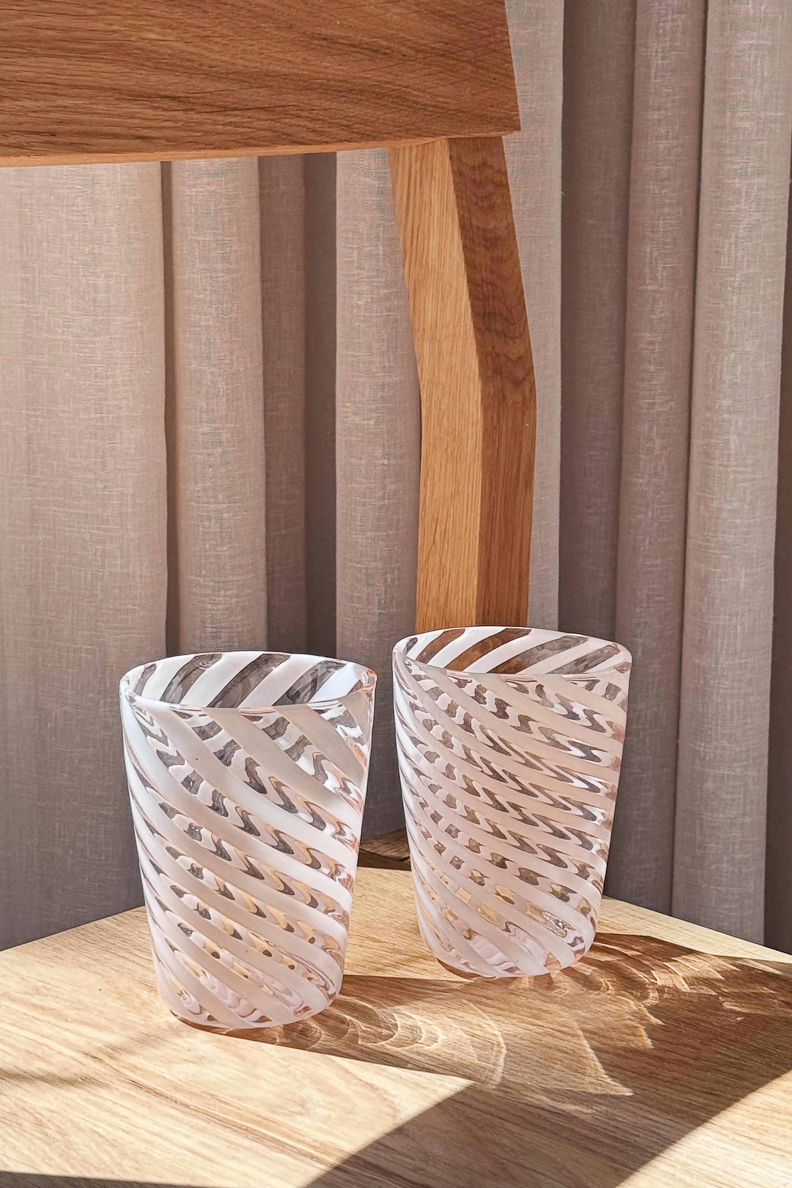 Handblaest-Murano-Glas-med-Lys-Pink-Hvidt-Swirlmonster-Studio-Hafnia-1377478372.jpg