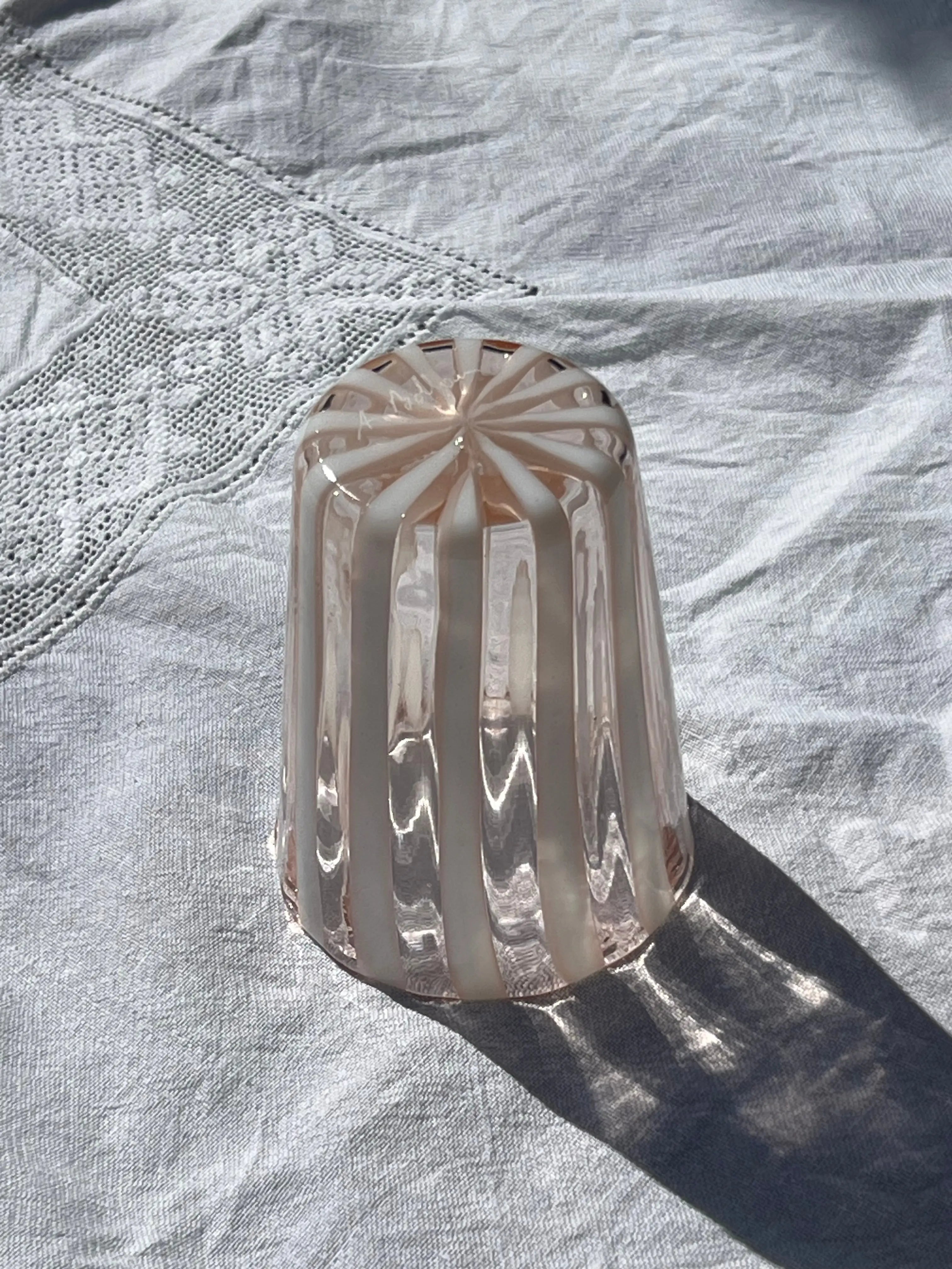 Håndblæst Murano Glas med Lys Pink og Hvide Striber Studio Hafnia