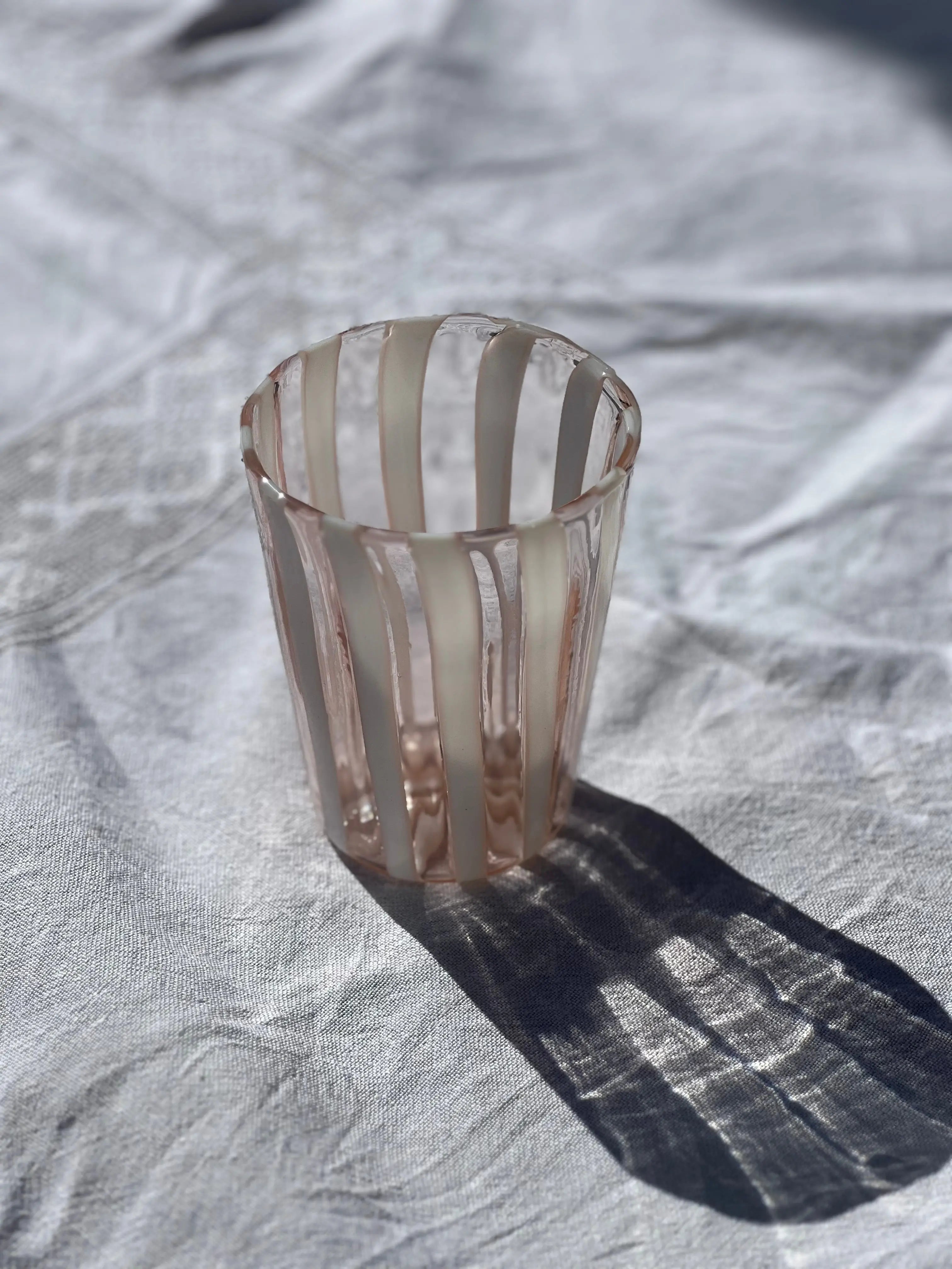 Håndblæst Murano Glas med Lys Pink og Hvide Striber Studio Hafnia