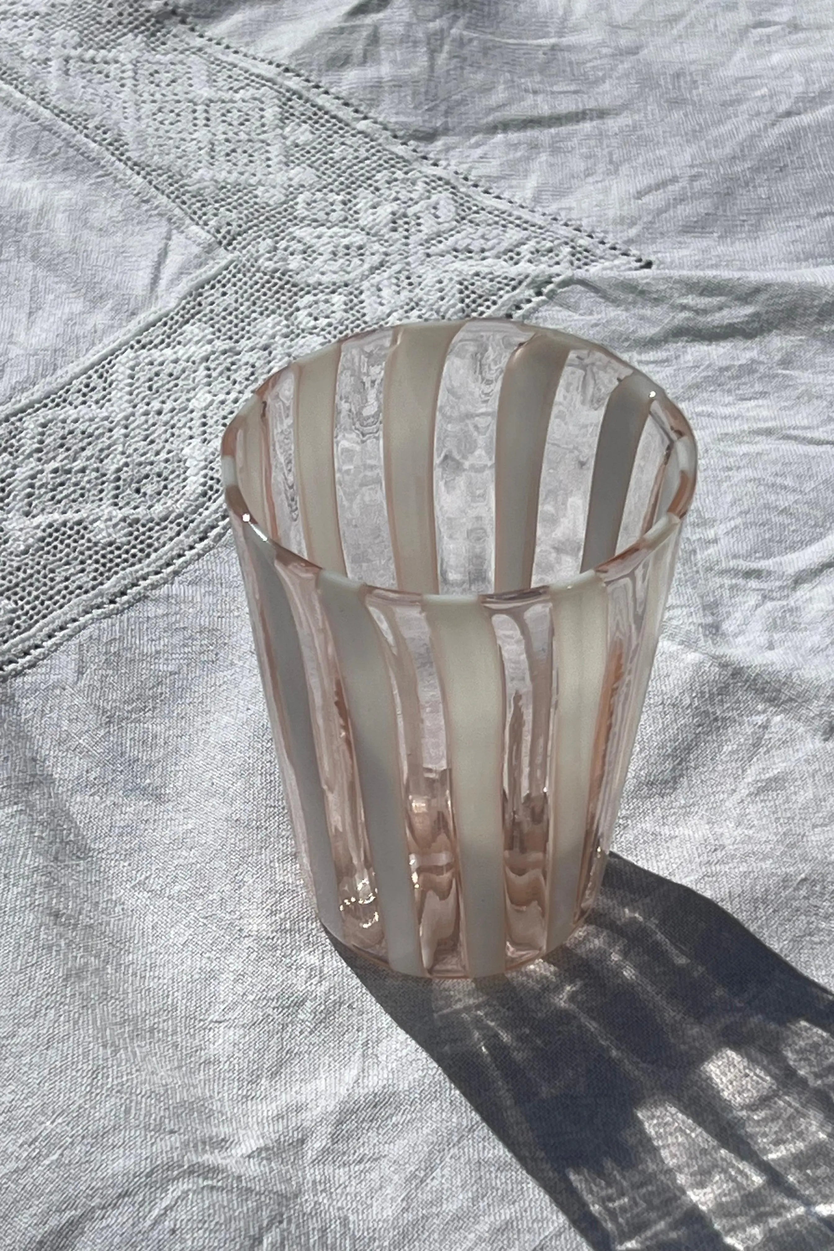 Håndblæst Murano Glas med Lys Pink og Hvide Striber Studio Hafnia