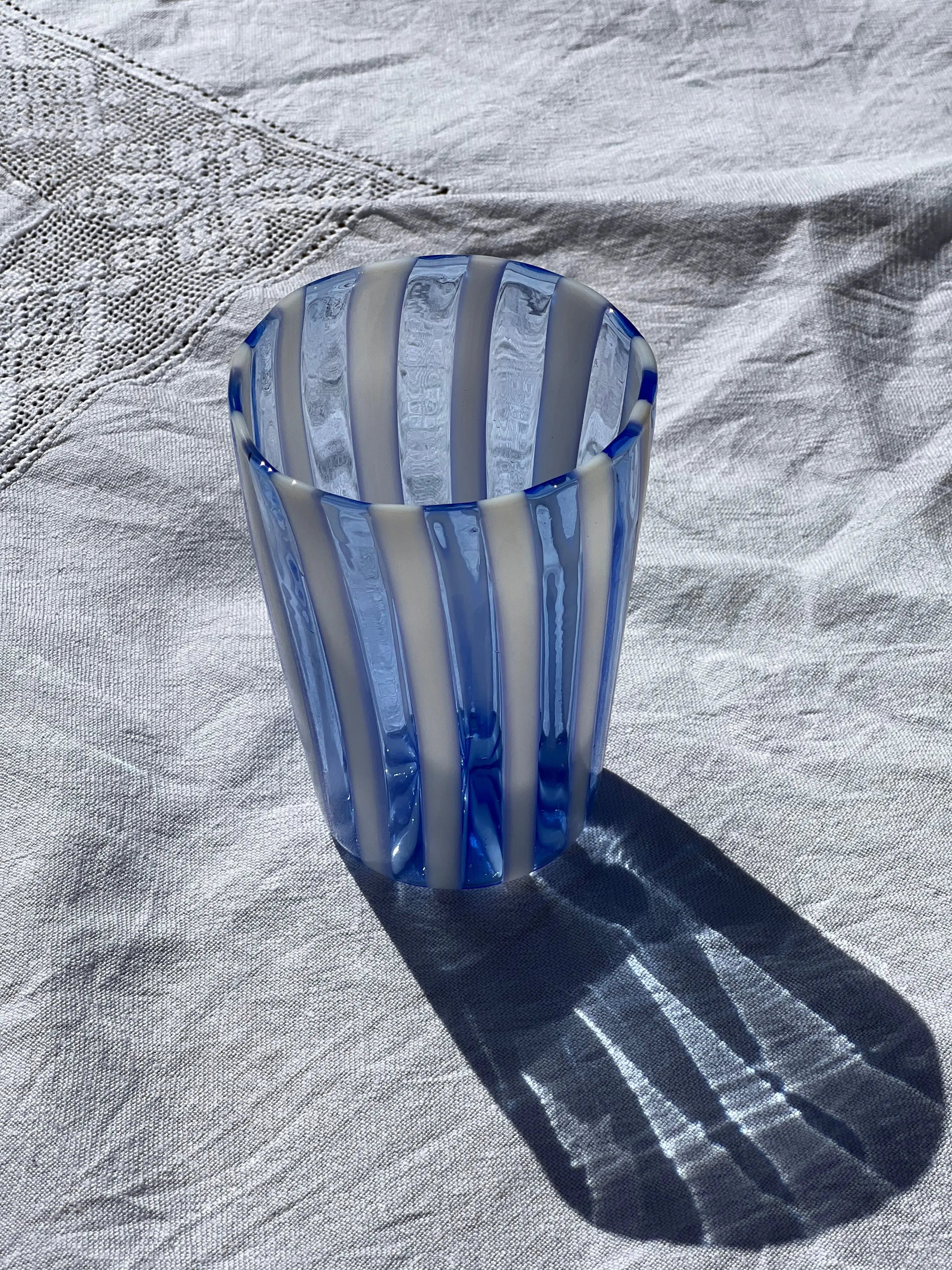 Håndblæst Murano Glas med Lyseblå og Opal Hvide Striber Studio Hafnia