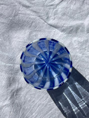 Håndblæst Murano Glas med Lyseblå og Opal Hvide Striber Studio Hafnia