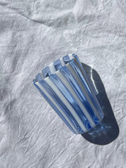 Håndblæst Murano Glas med Lyseblå og Opal Hvide Striber Studio Hafnia