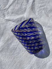 Håndblæst Murano Glas med Swirlmønster i Mørkeblå og Rosa Studio Hafnia