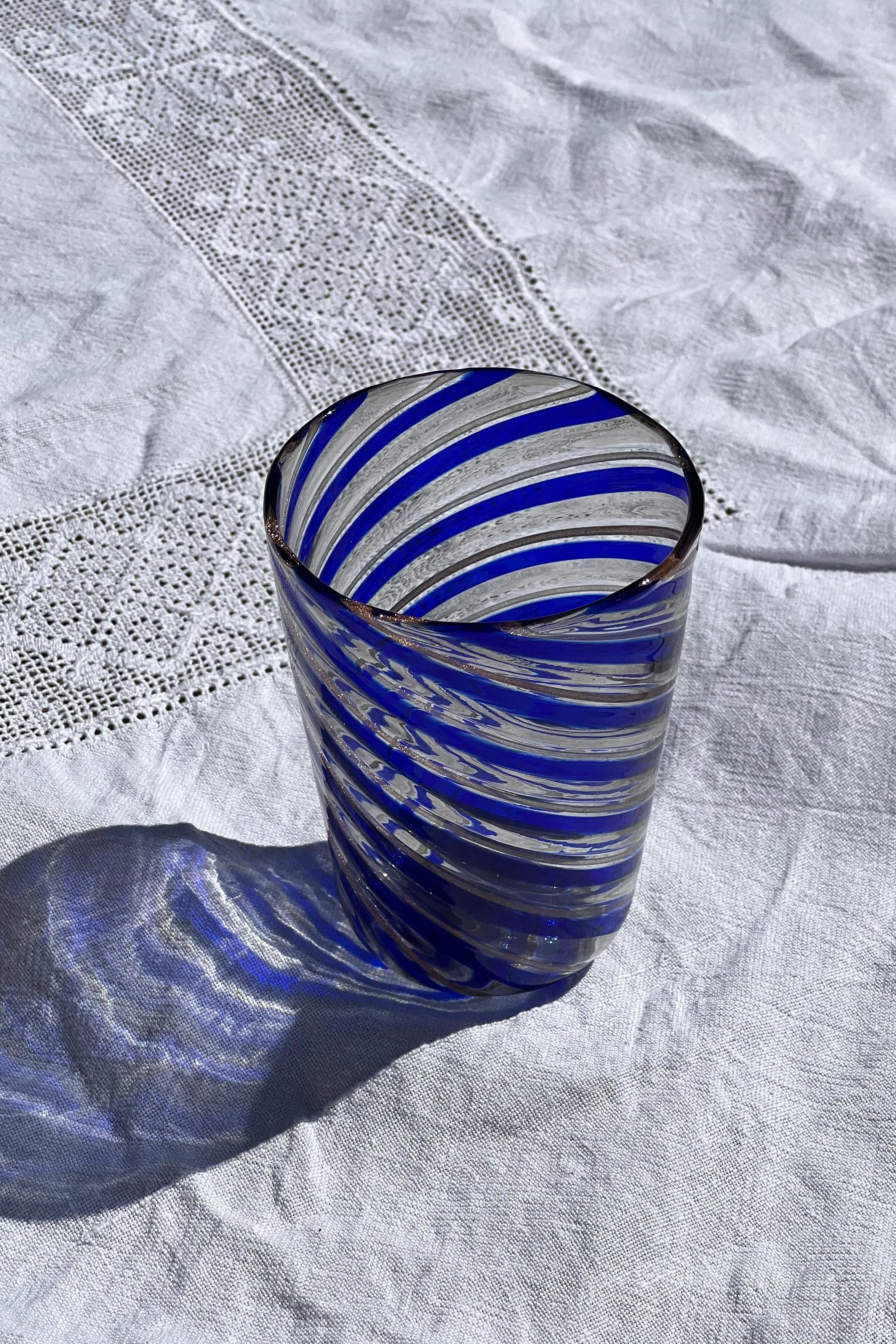 Håndblæst Murano Glas med Swirlmønster i Mørkeblå og Rosa Studio Hafnia